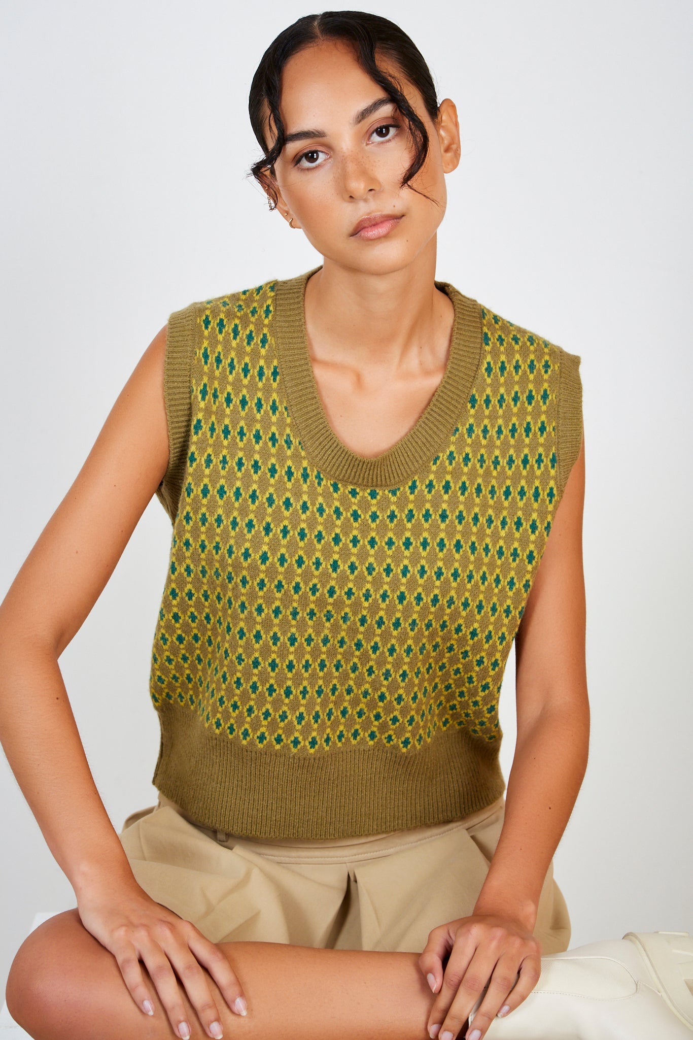 Khaki and green diamond print sweater vest_5