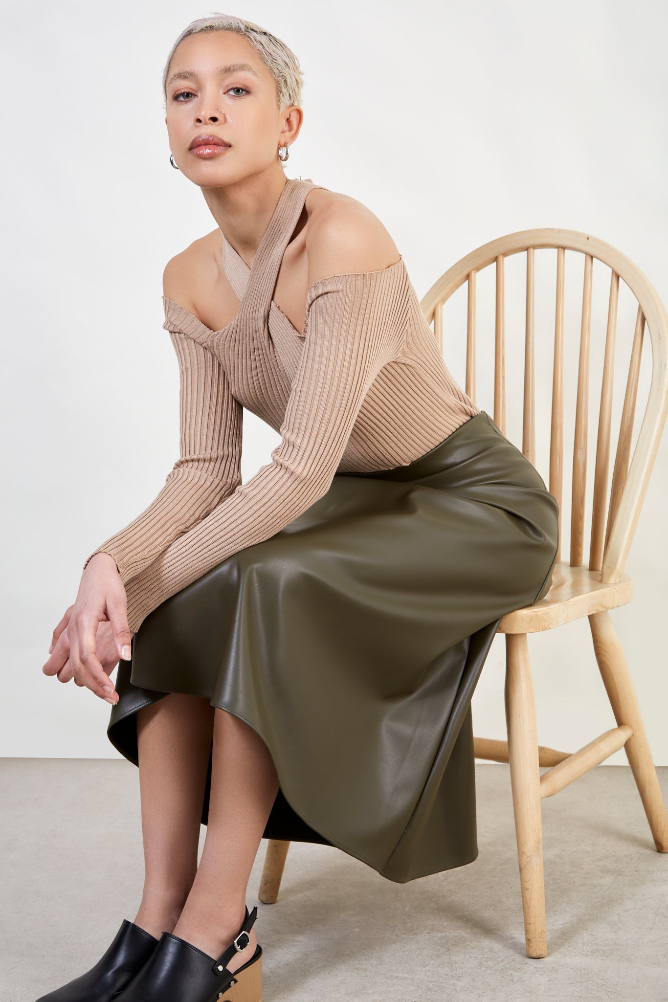 Khaki vegan leather long skirt_5