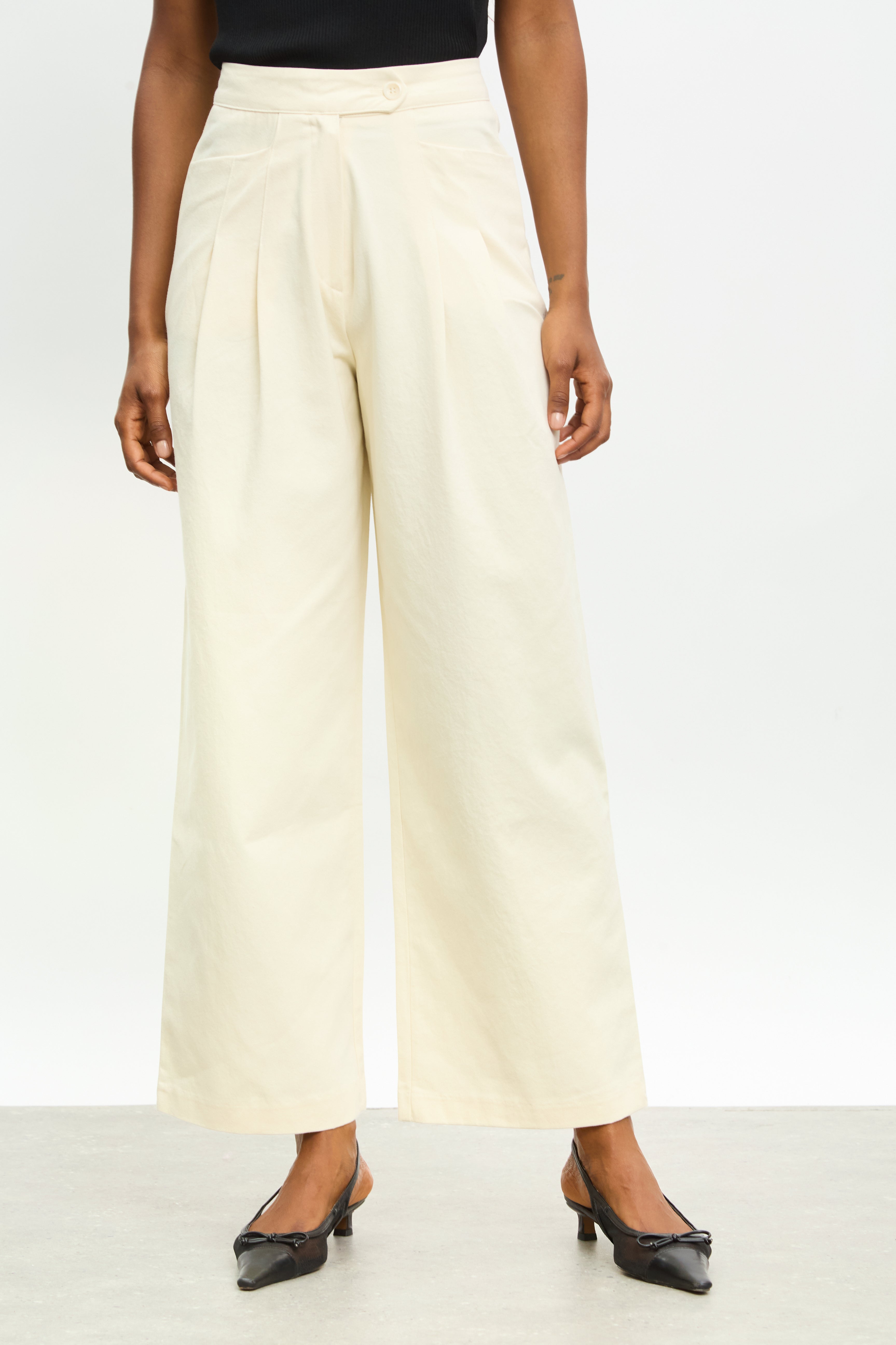 Light beige pleated horizontal pocket trousers_1
