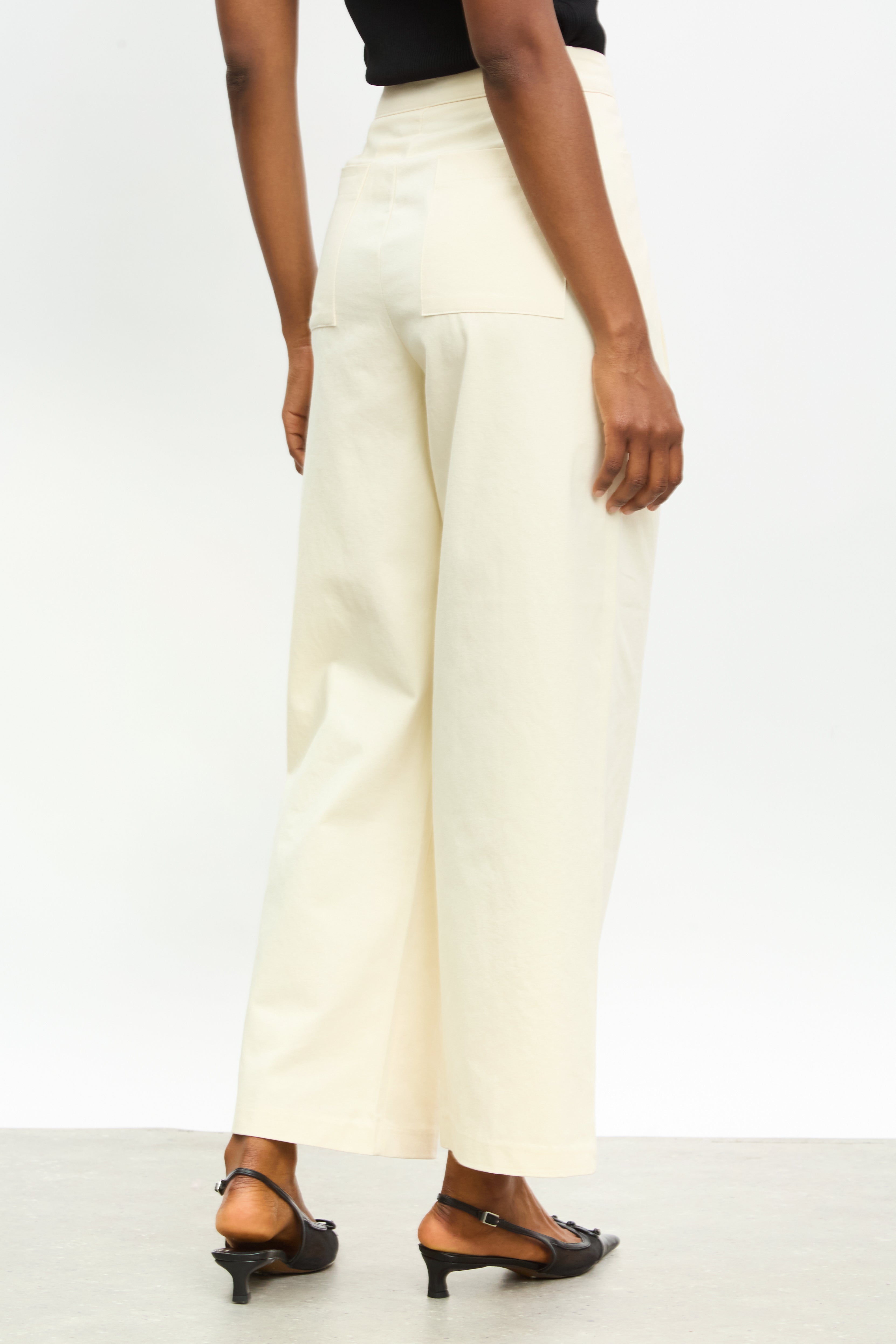 Light beige pleated horizontal pocket trousers_2