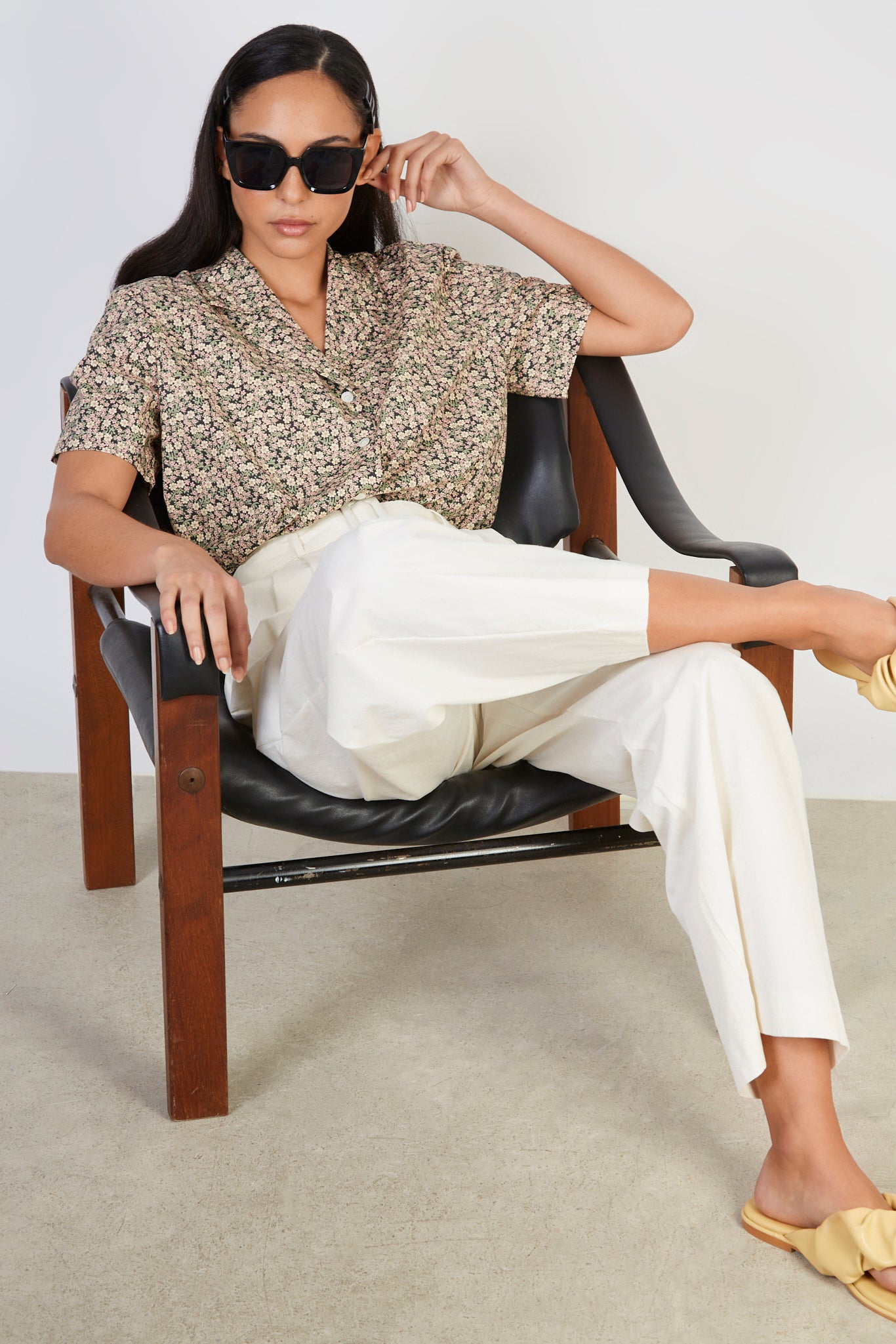 Light beige tailored belted trousers_5