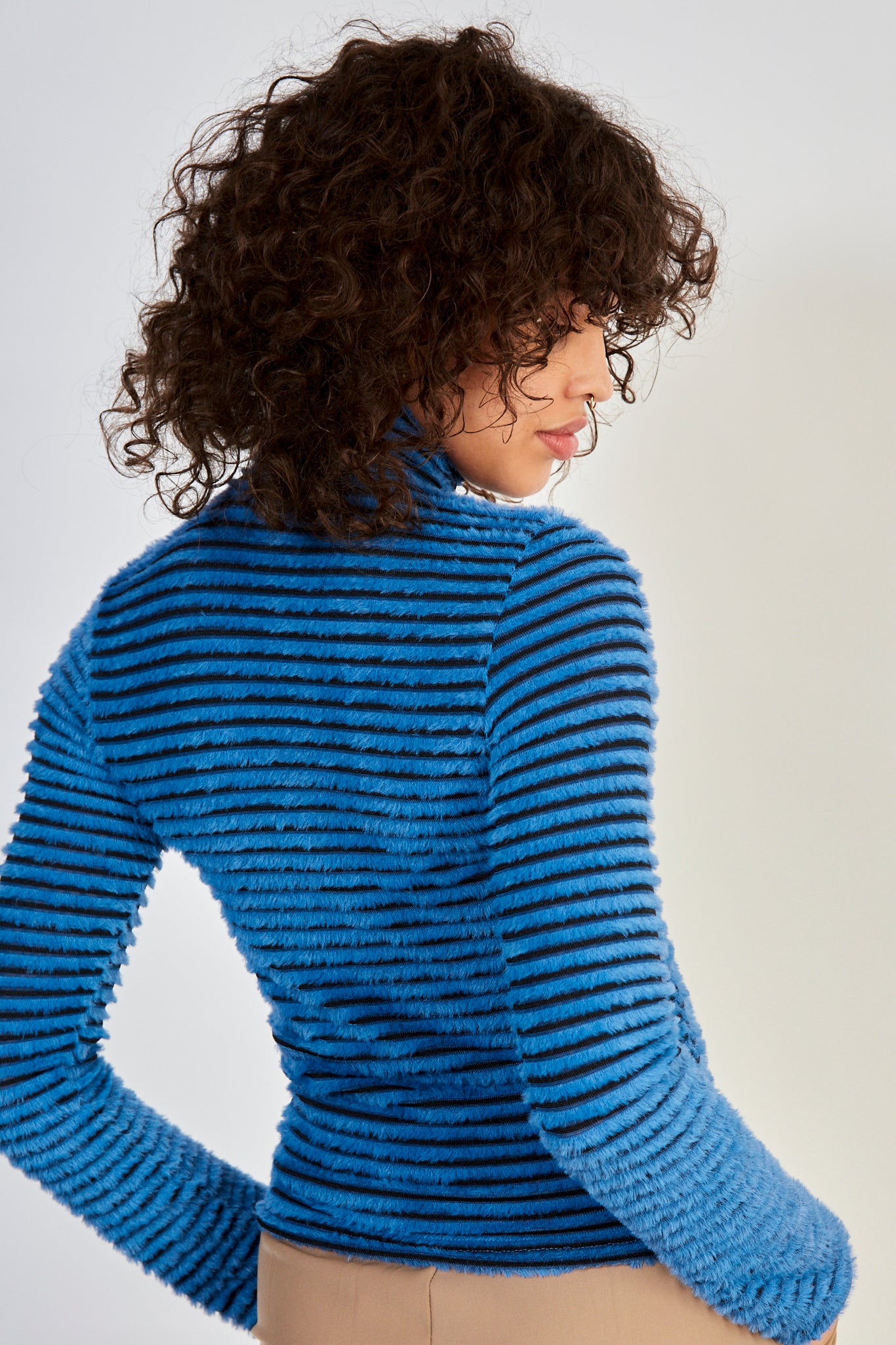 Light blue fuzzy horizontal stripe turtleneck_2