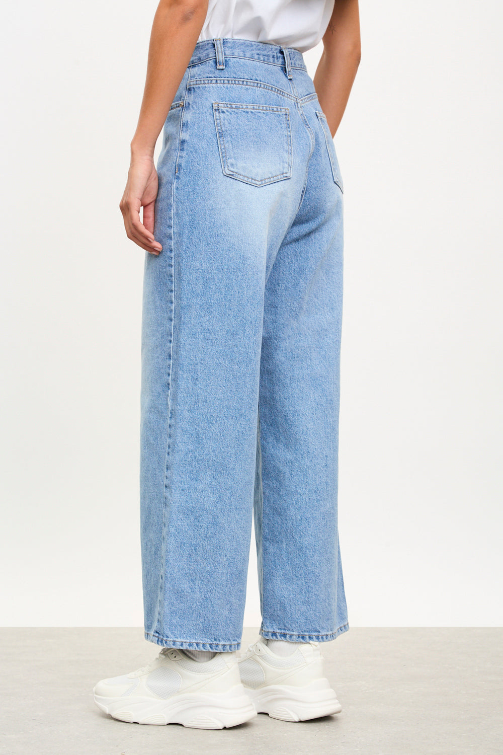 Light blue relaxed straight leg jeans_3