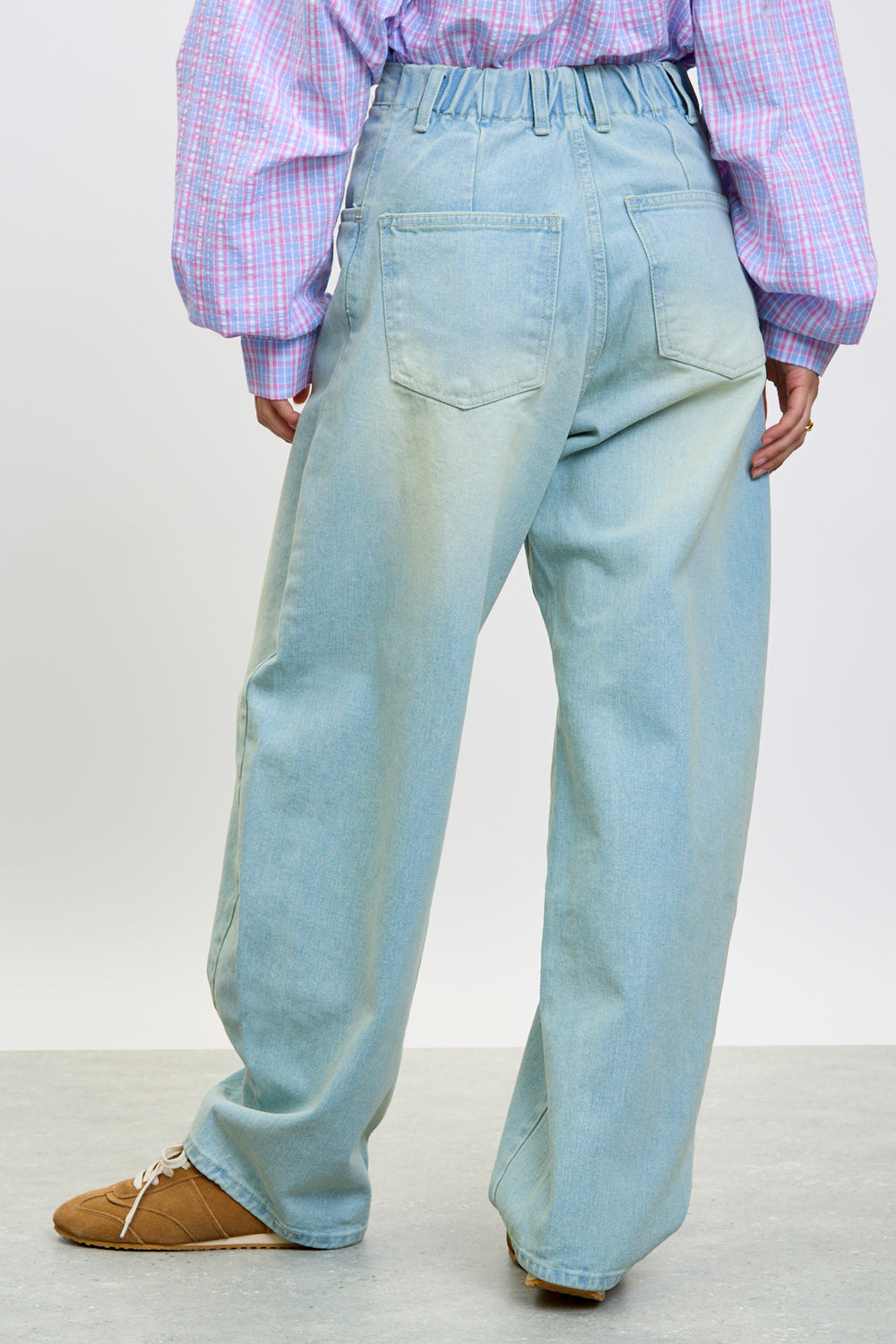 Light blue washed denim barrel leg jeans_2