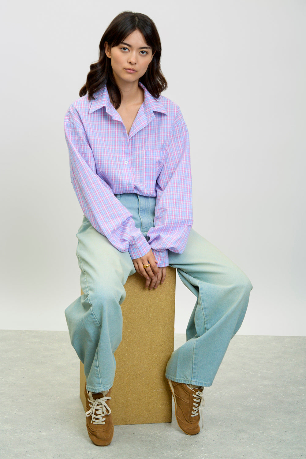 Light blue washed denim barrel leg jeans_5