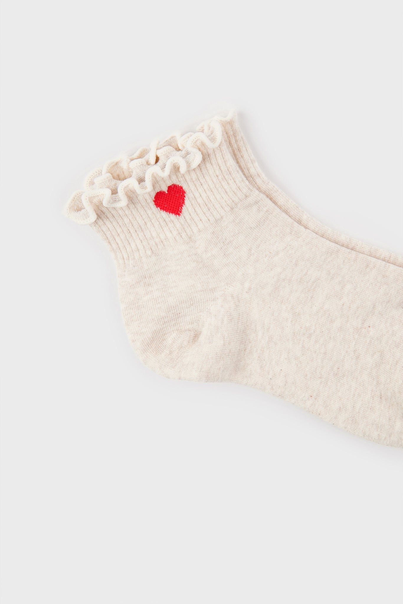 Light beige ruffle trim heart ankle socks_4