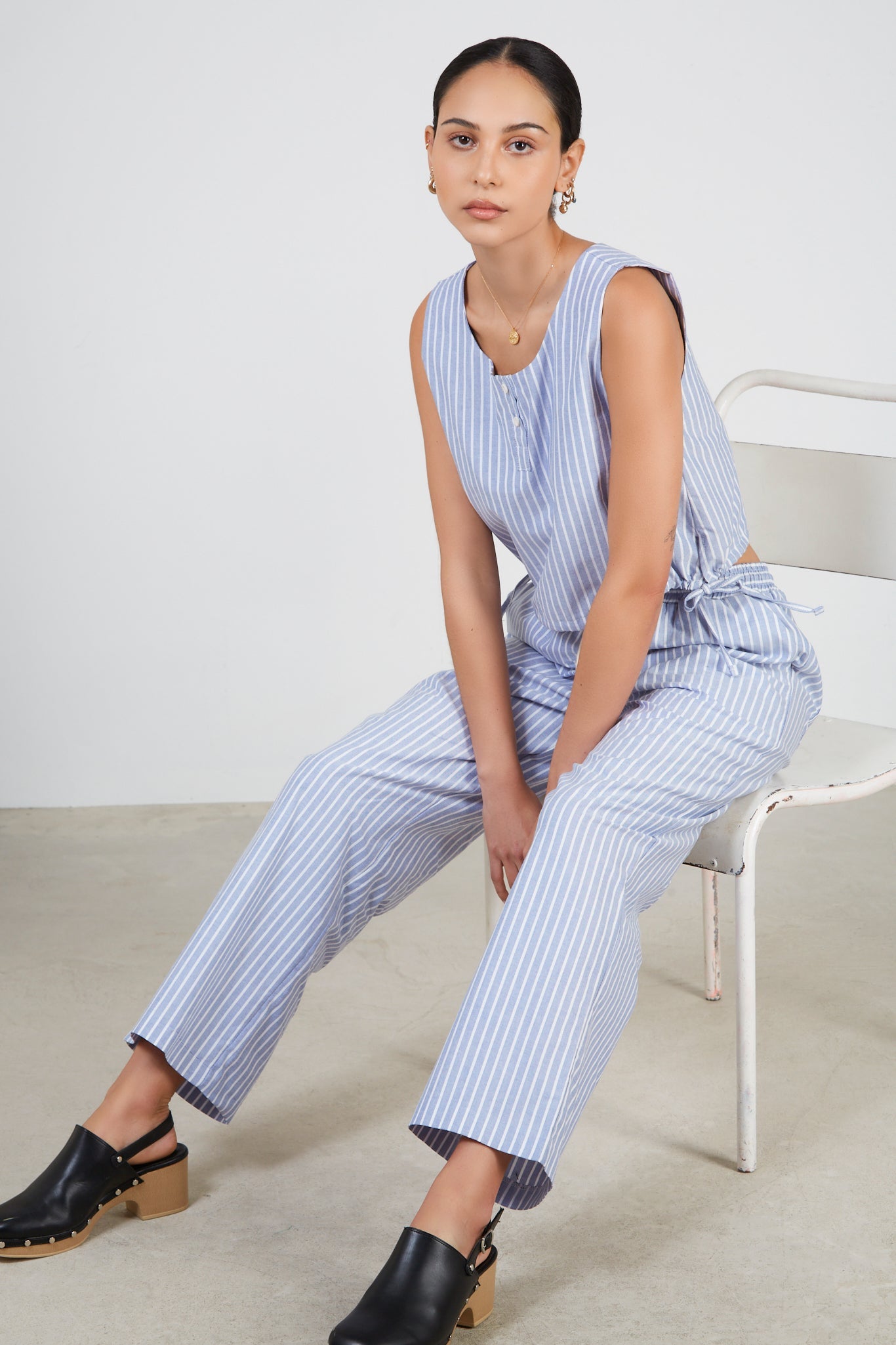 Light blue and white striped trousers_5
