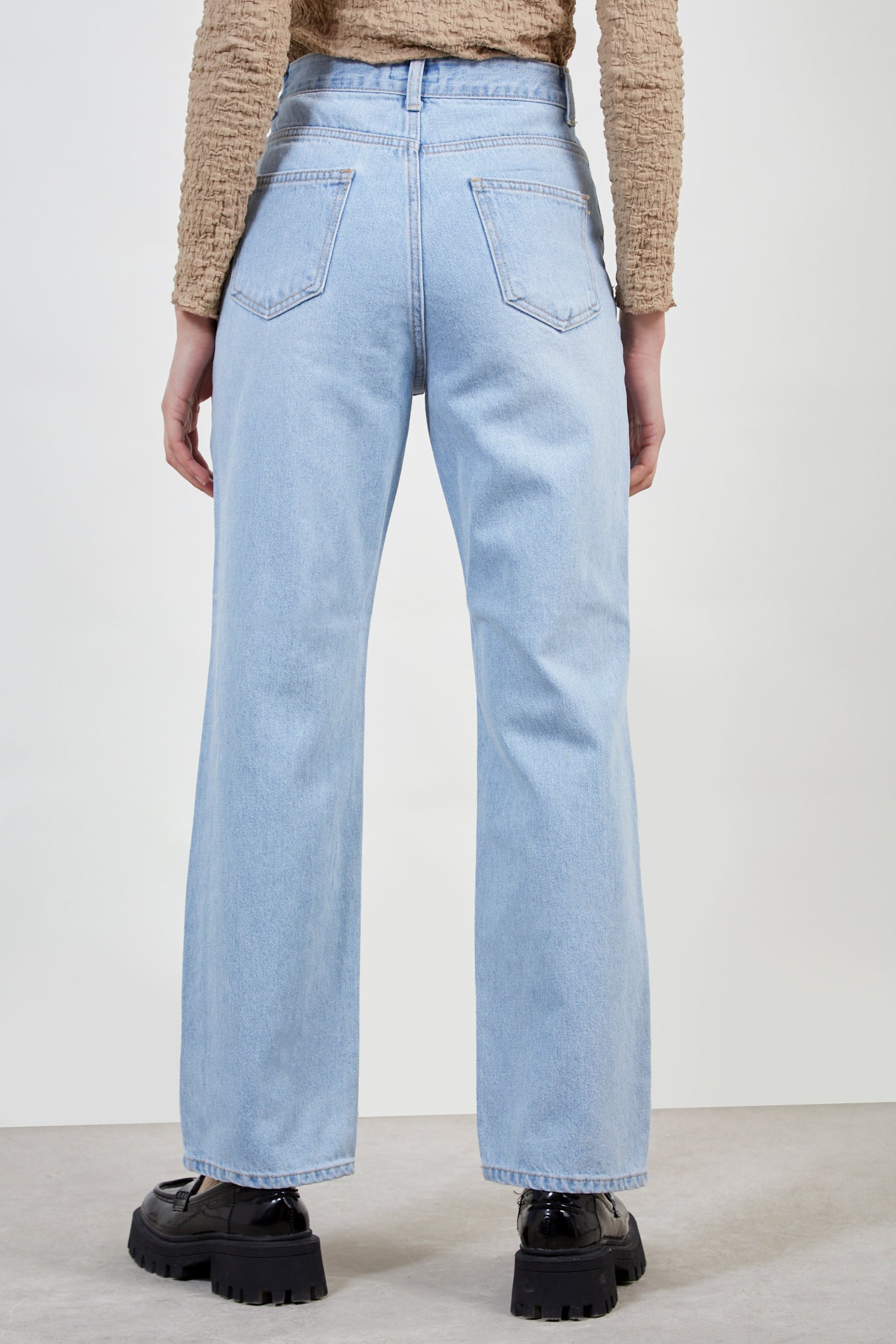 Light blue ripped knee jeans_3