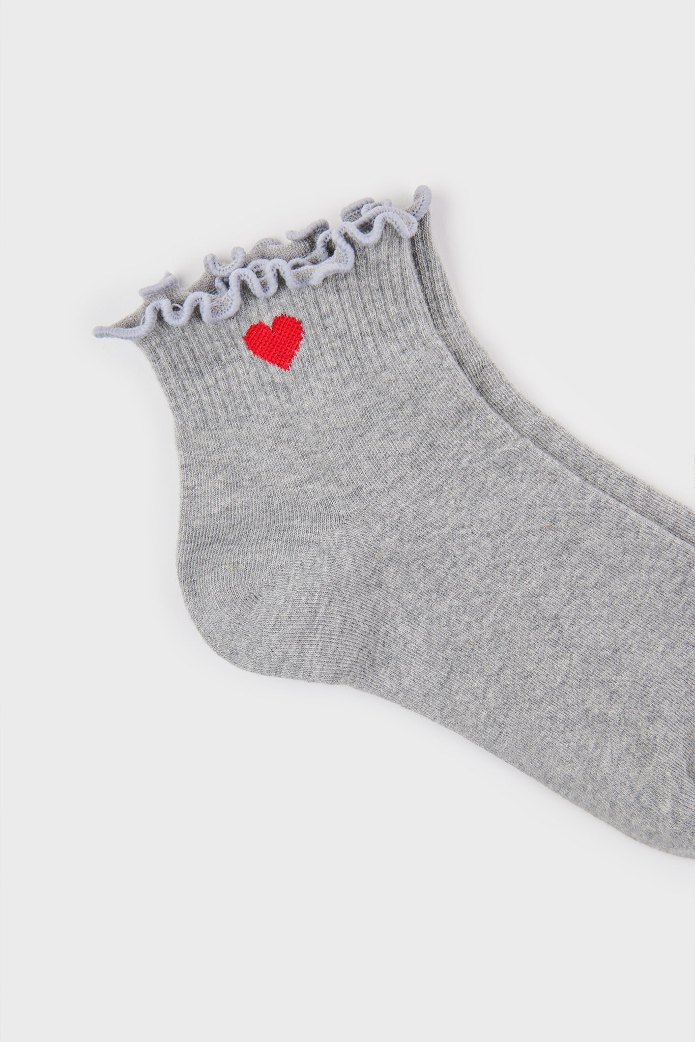 Light grey ruffle trim heart ankle socks_4