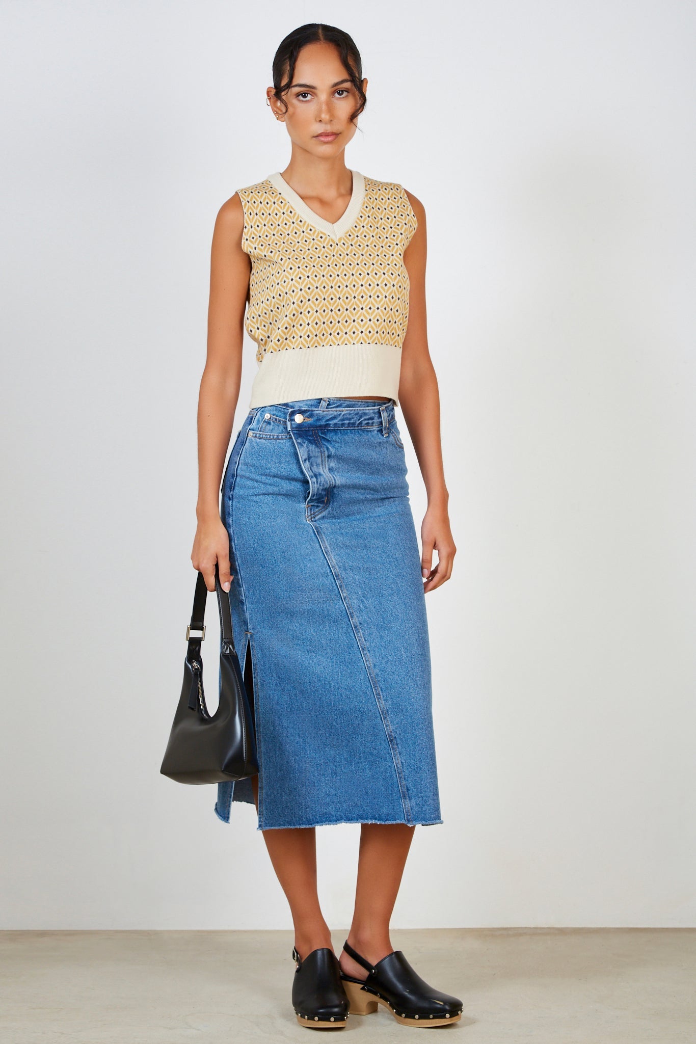 Mustard and beige geometric sweater vest_4