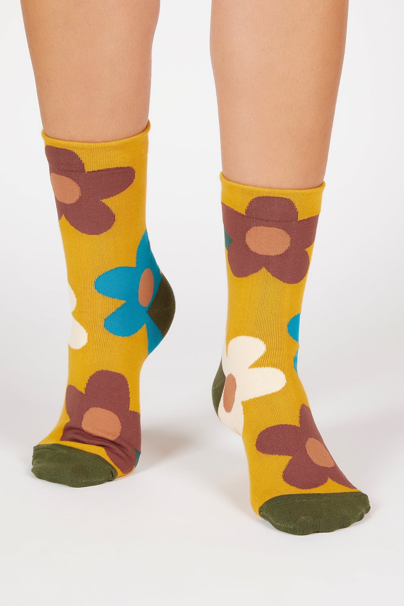Mustard giant graphic flower socks_3