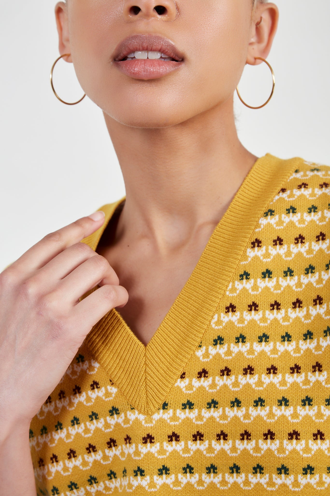 Mustard graphic print sweater vest_5