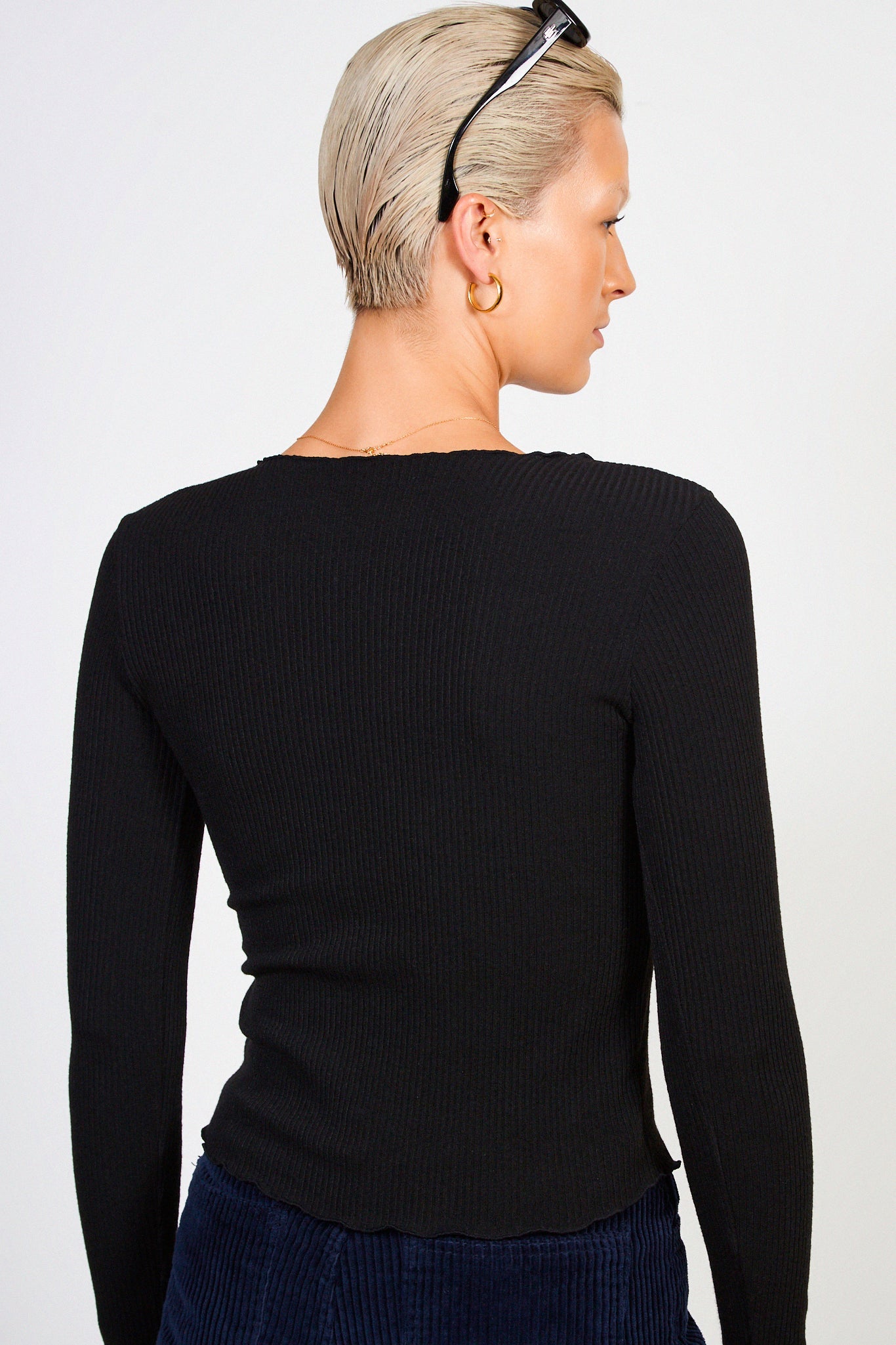 Black ruffle trim ribbed top_2