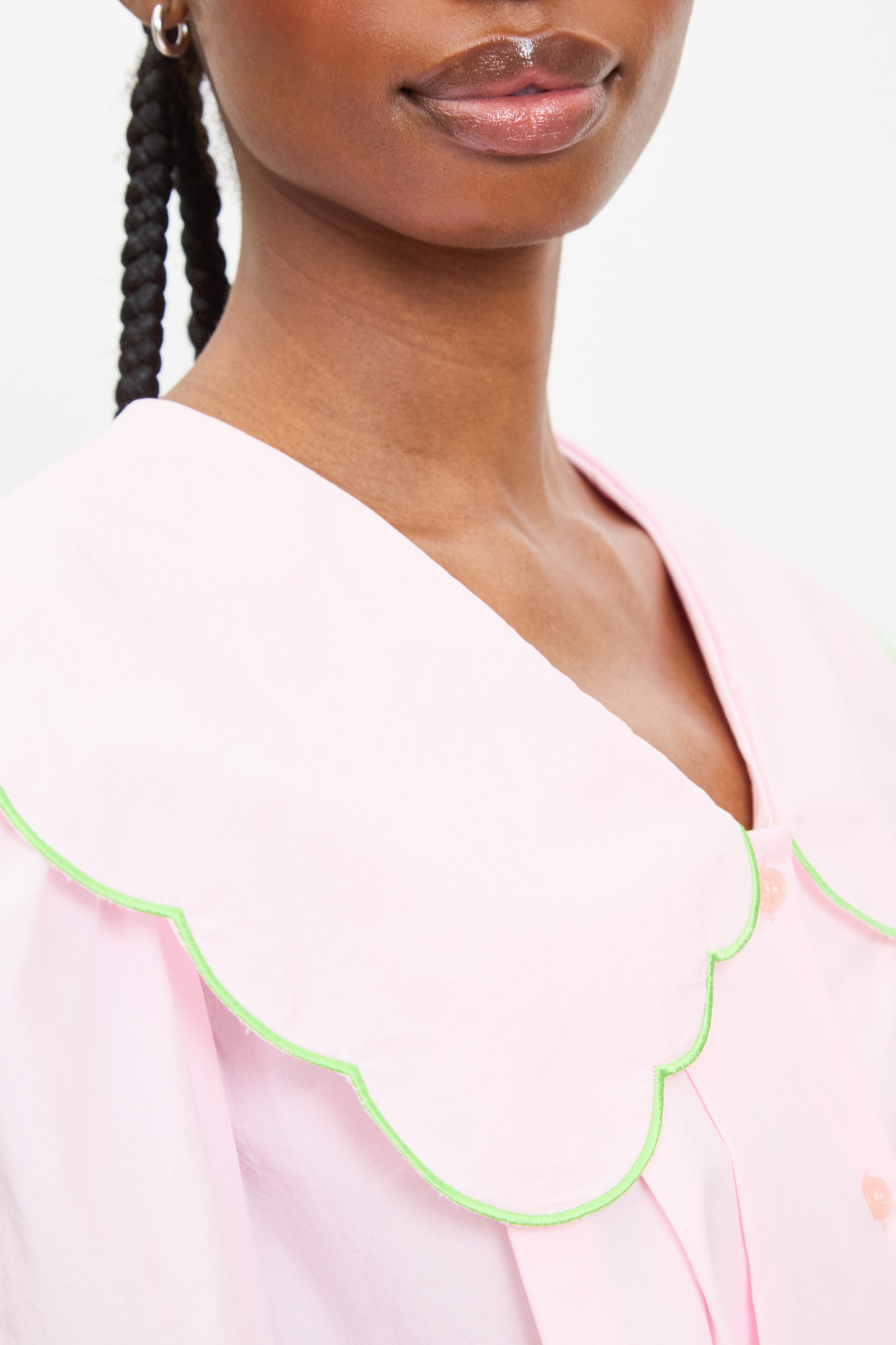 Pale pink contrast trim scalloped giant collar shirt_3
