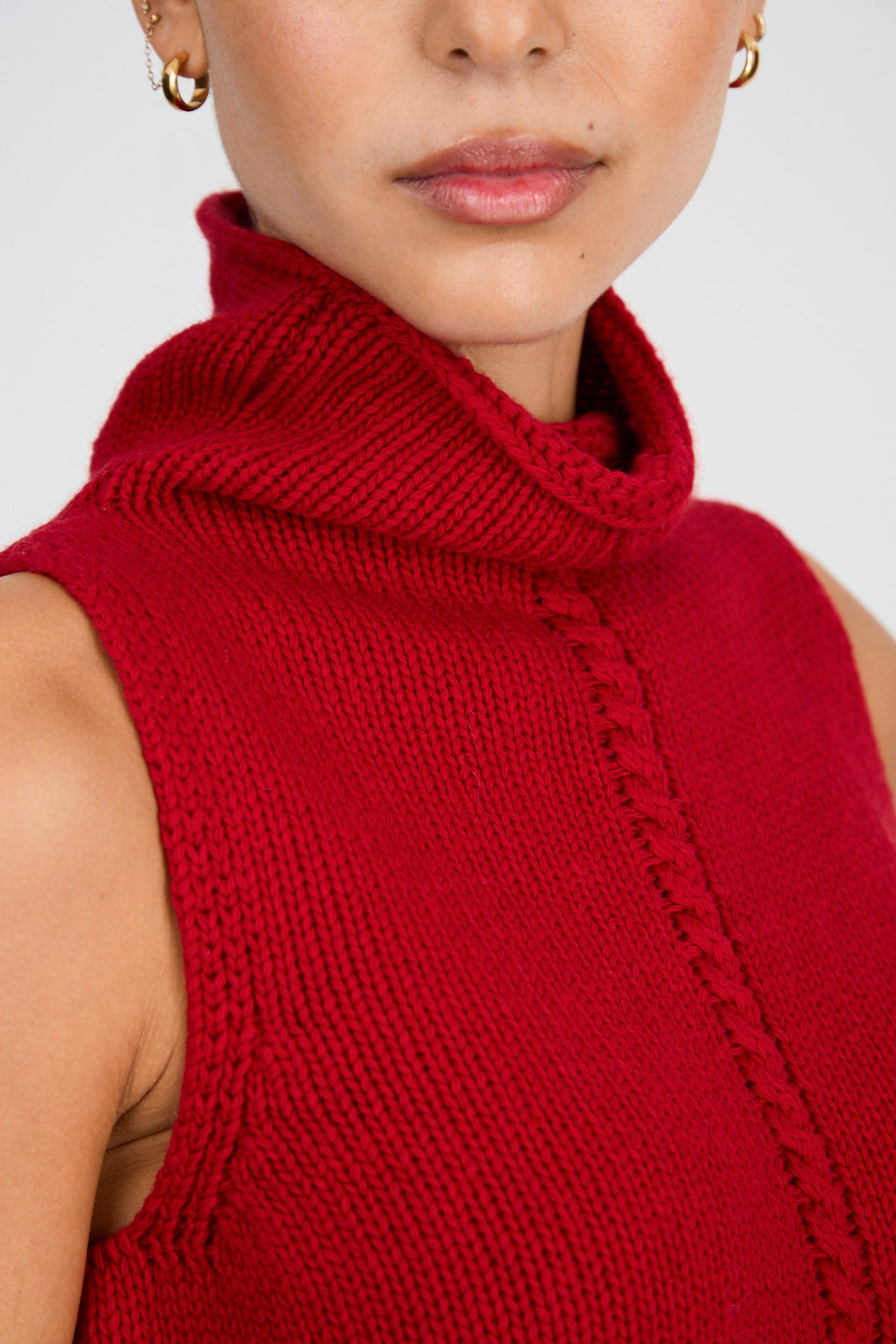 Red wool blend single braided center sweater vest_4