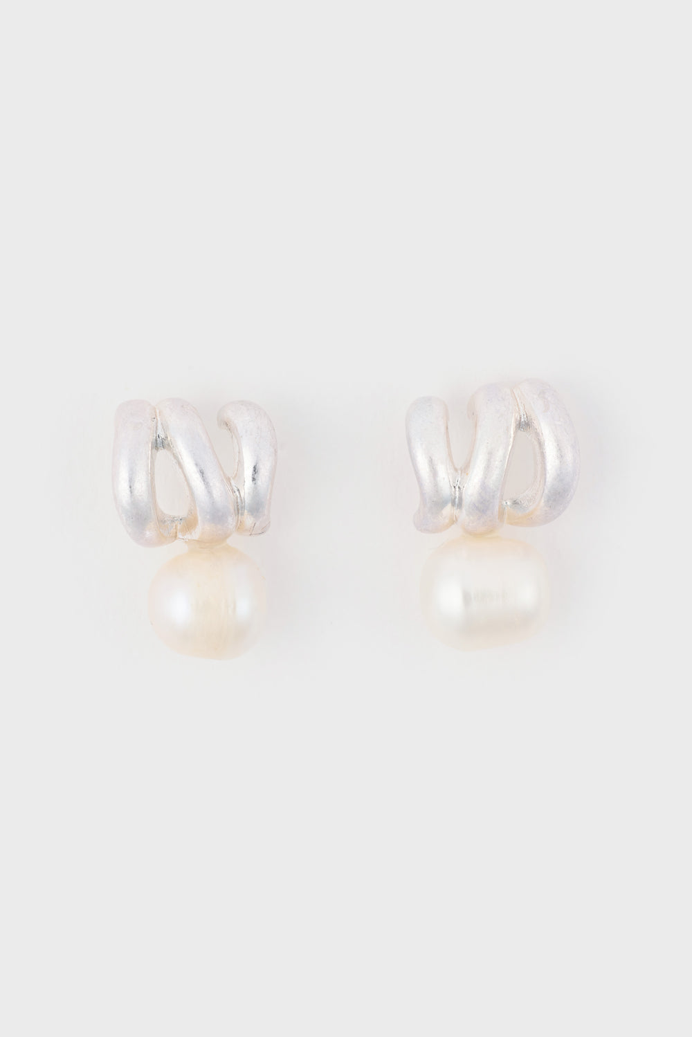 Silver pearl drop stud earrings_1