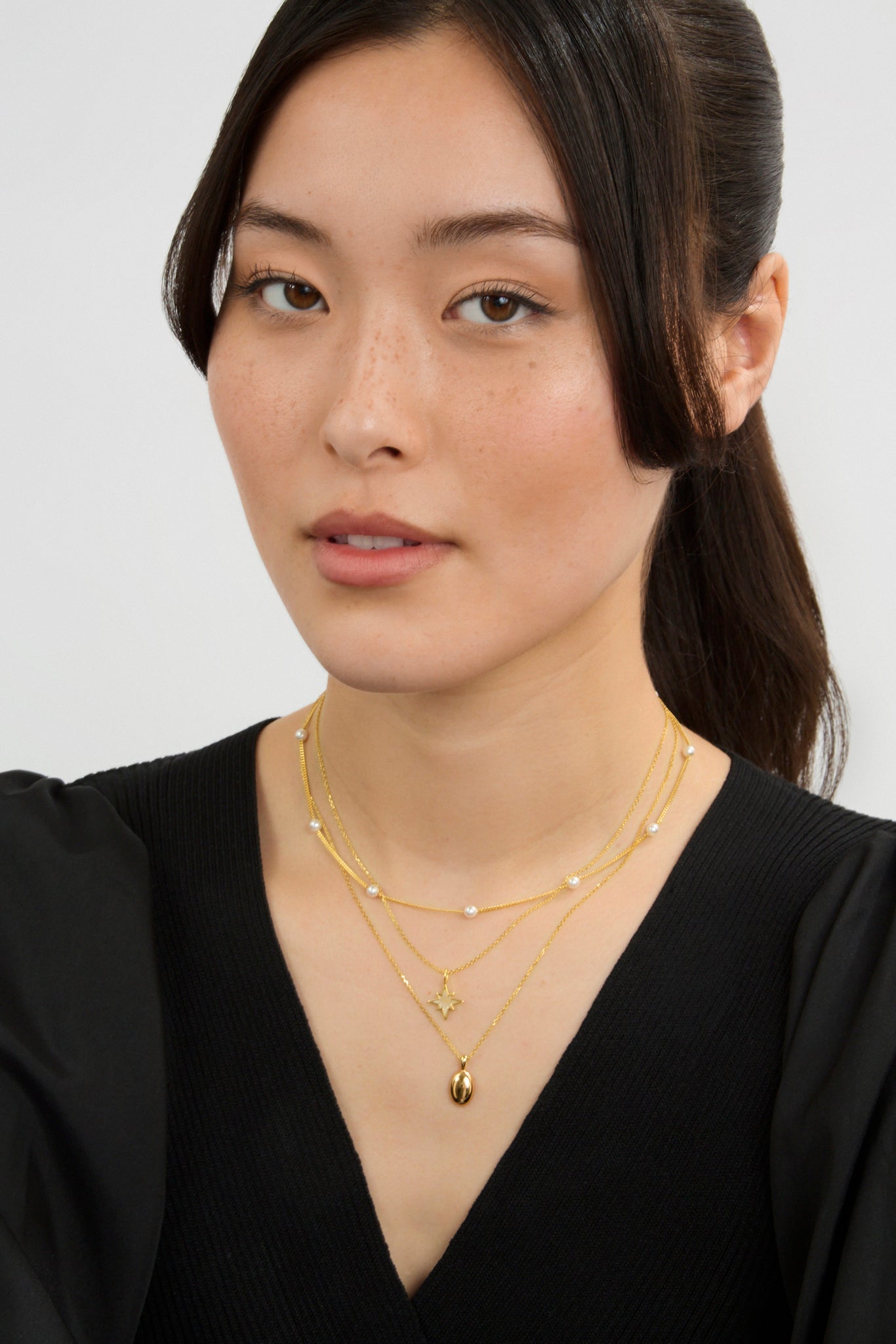 Gold oval pendant necklace_5