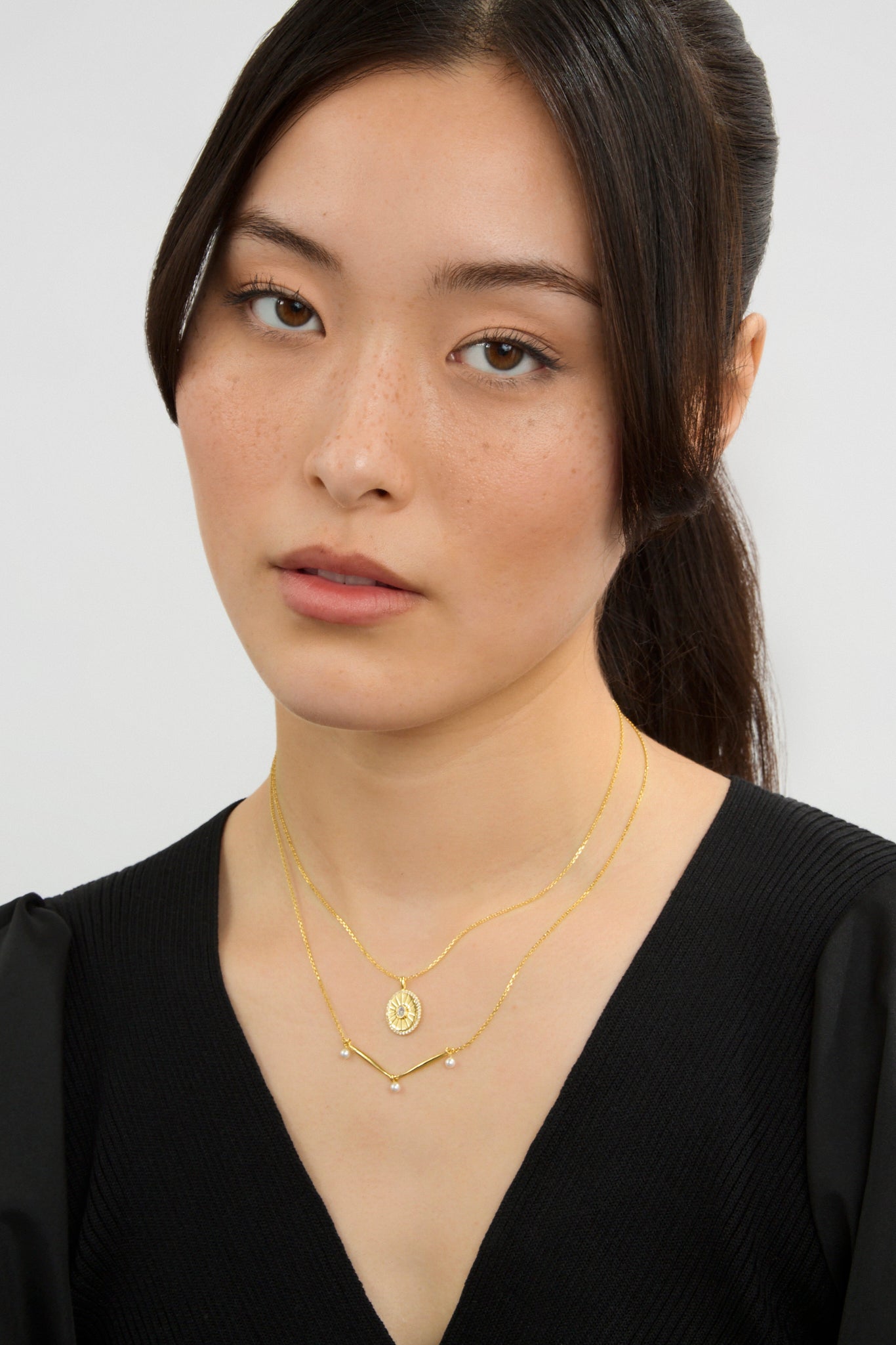 Gold triple pearl drop V necklace_5