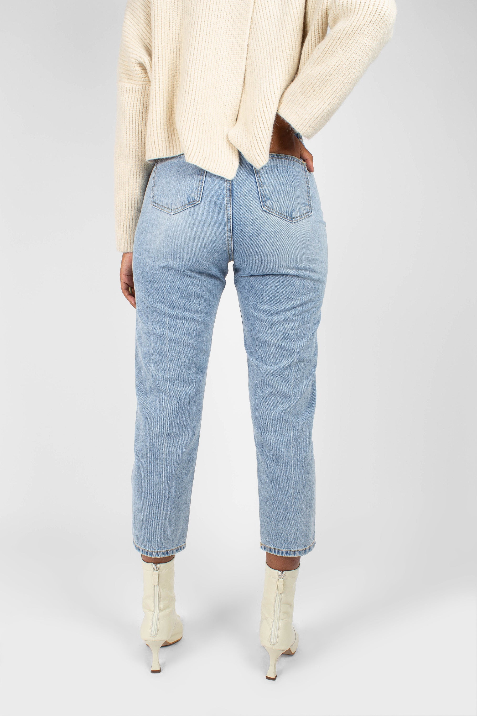 Light blue high waist mom jeans_4