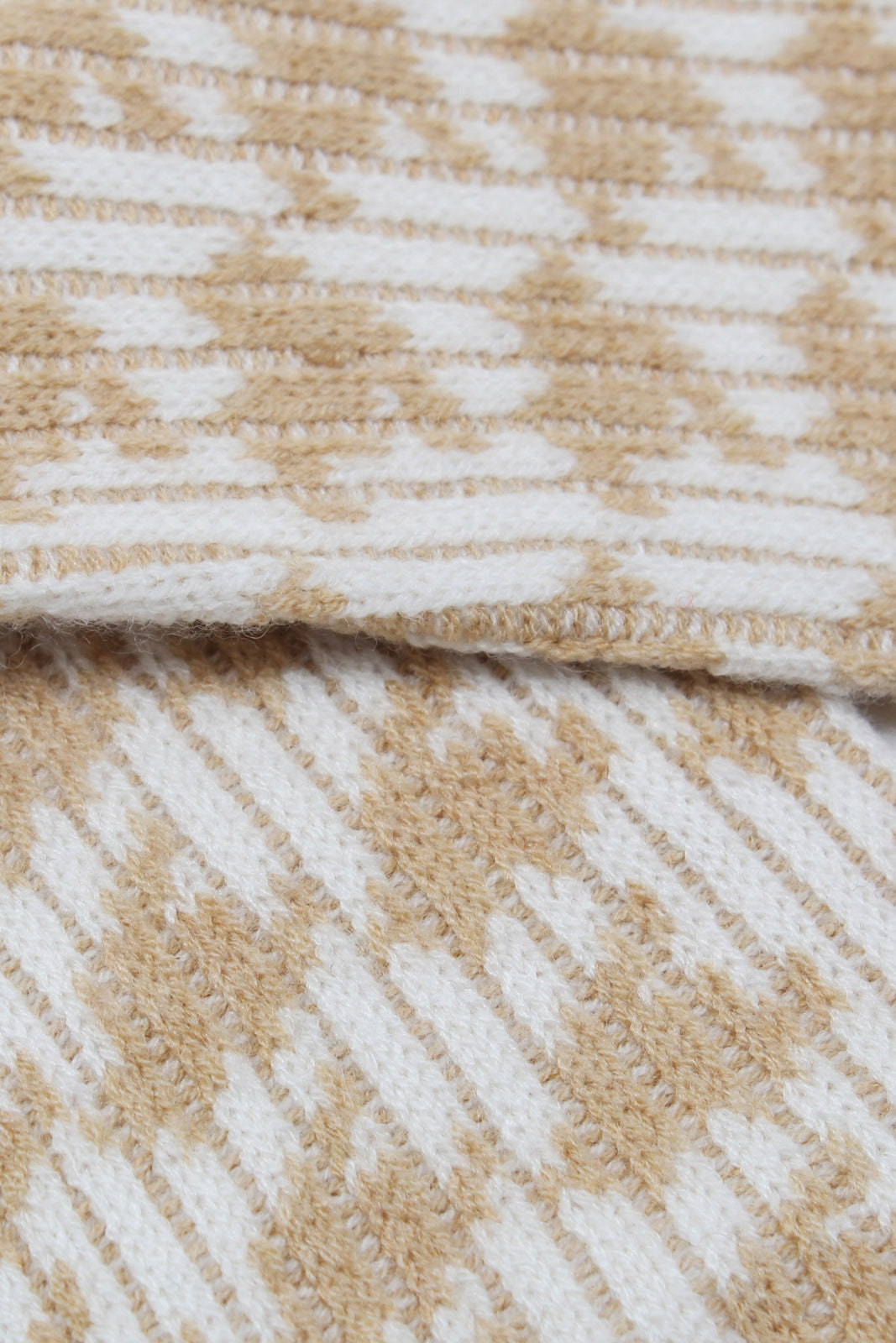 White and beige wool blend houndstooth socks_2