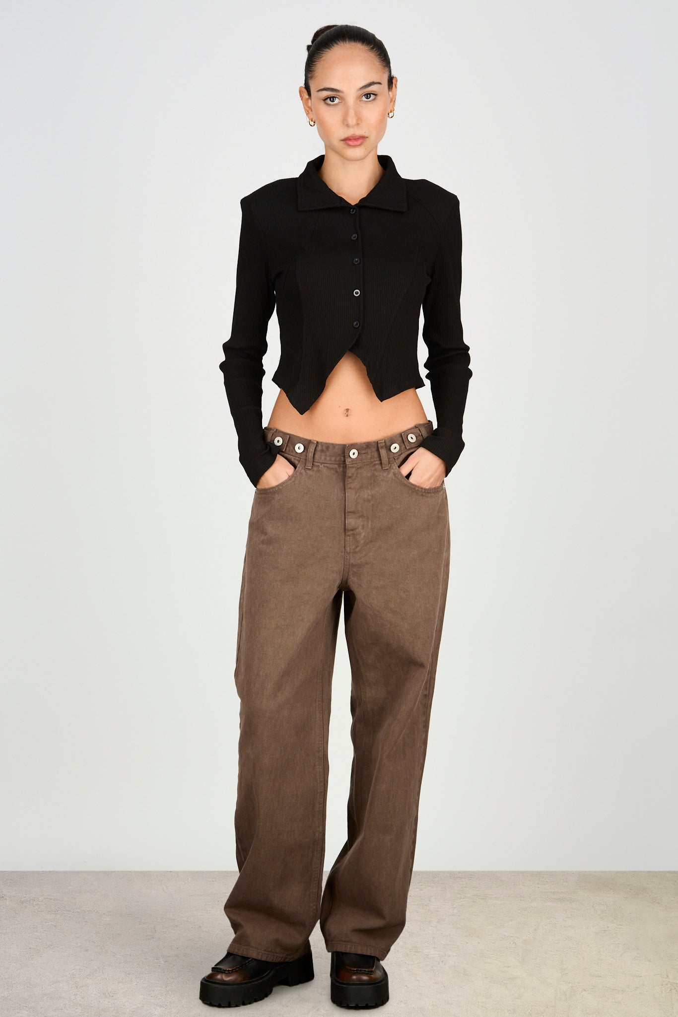 Washed brown adjustable waist double button jeans_4