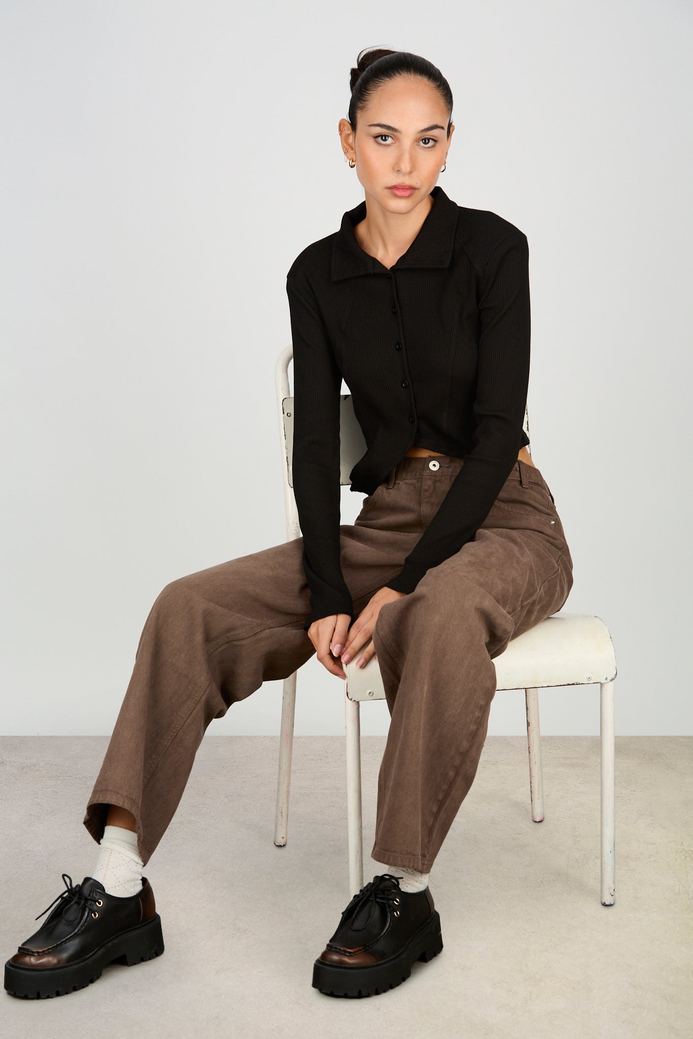 Washed brown adjustable waist double button jeans_5