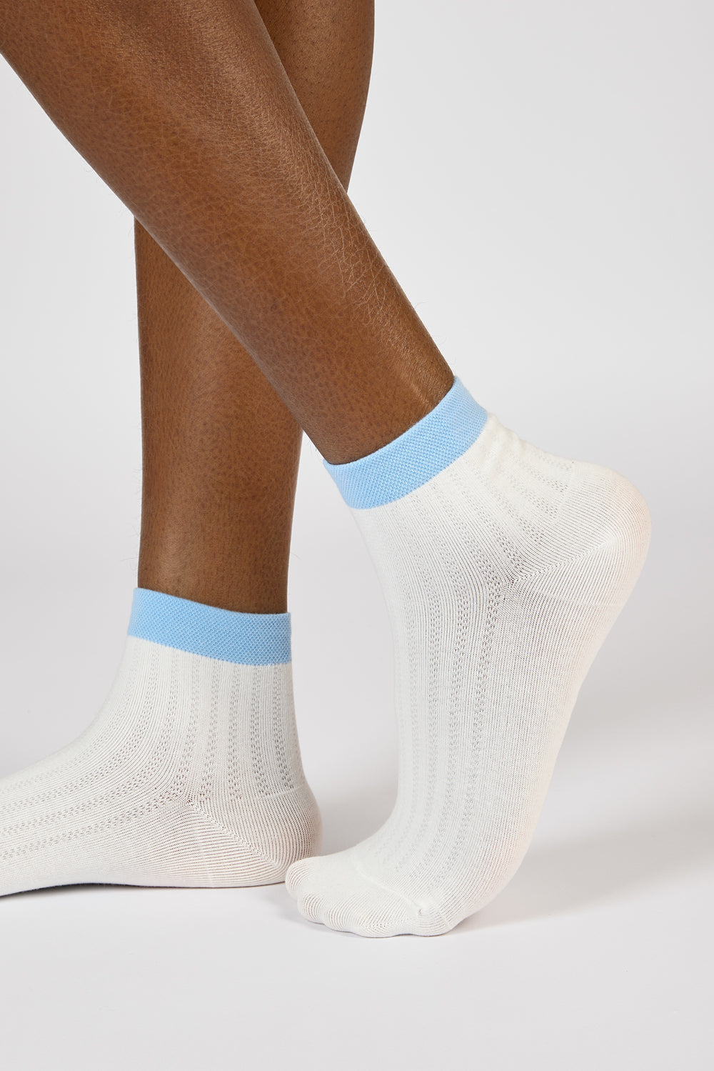 White and baby blue contrast trim ankle socks_1