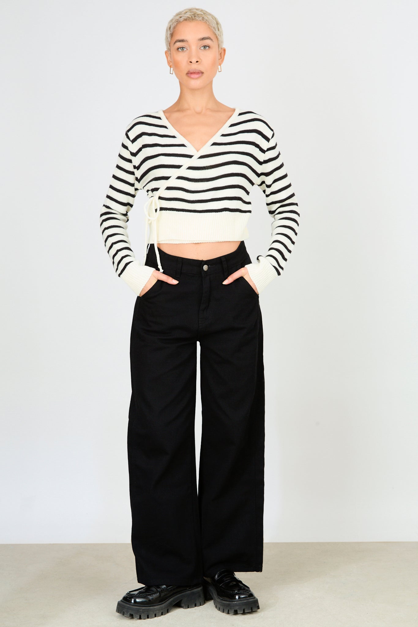 White and black striped cross tie front knit top_4