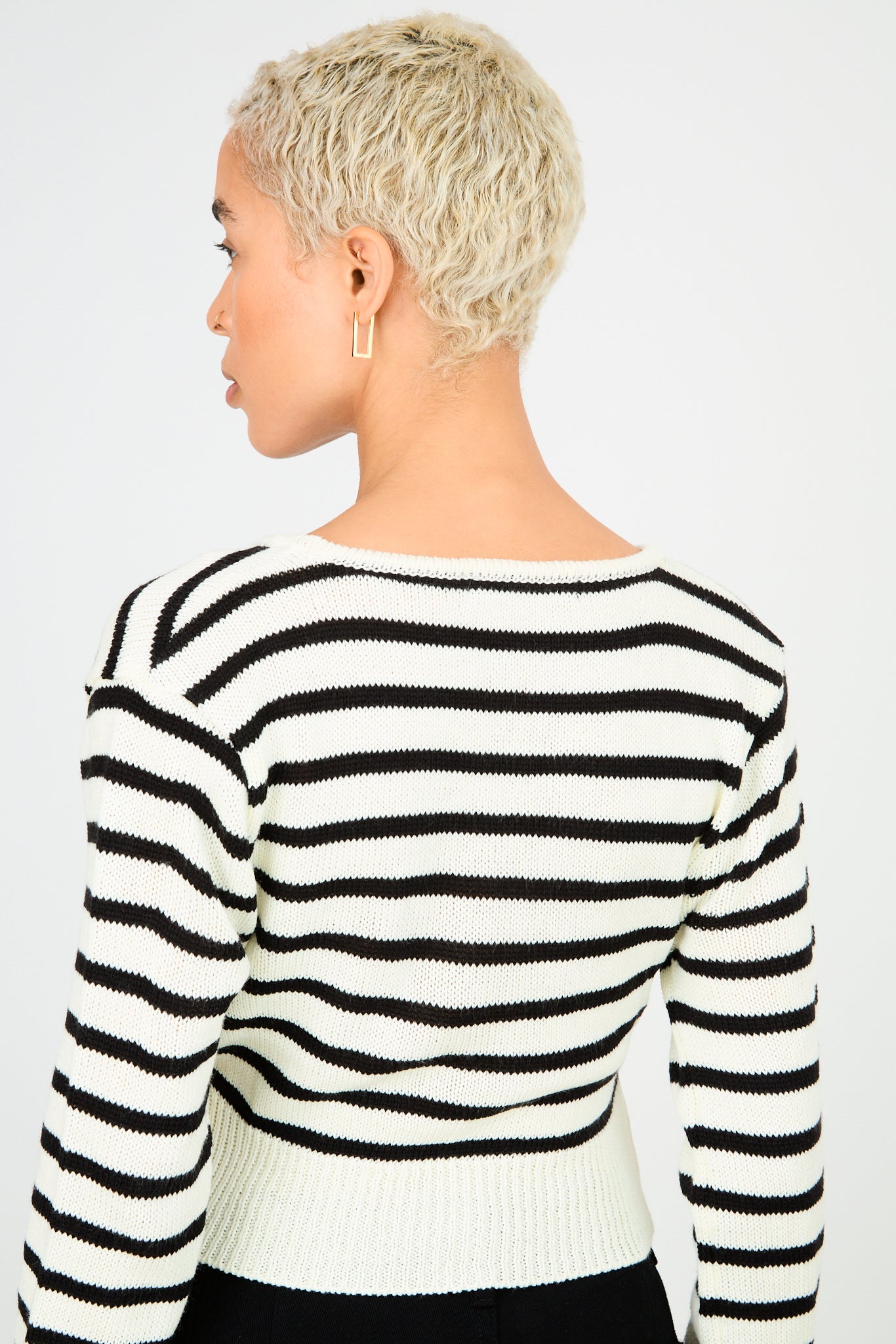 White and black striped cross tie front knit top_2