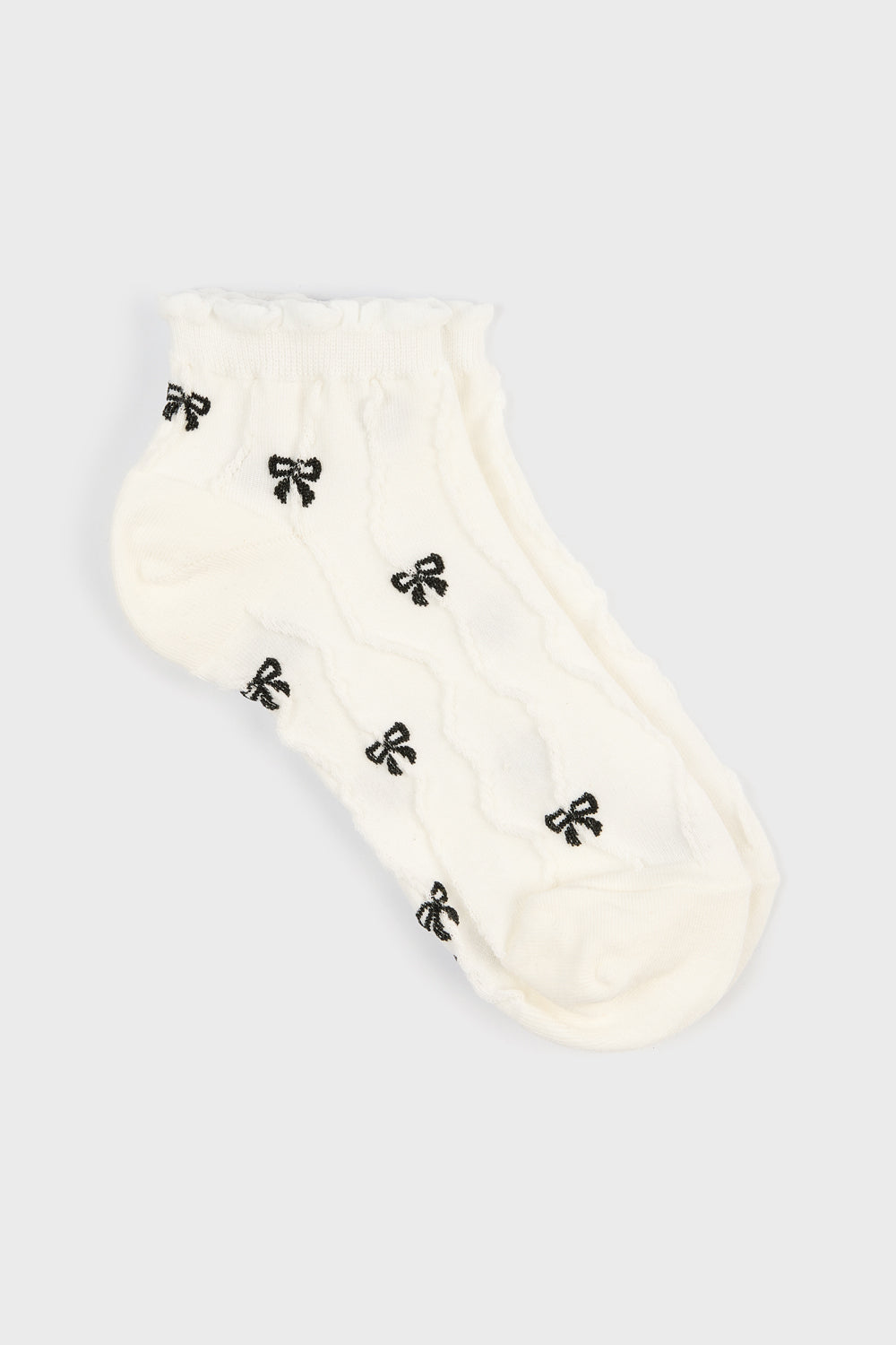 White and black wavy bows ankle socks_3