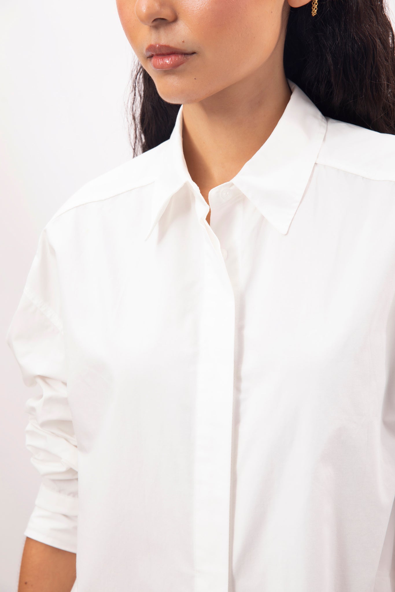 White cropped concealed button shirt_5