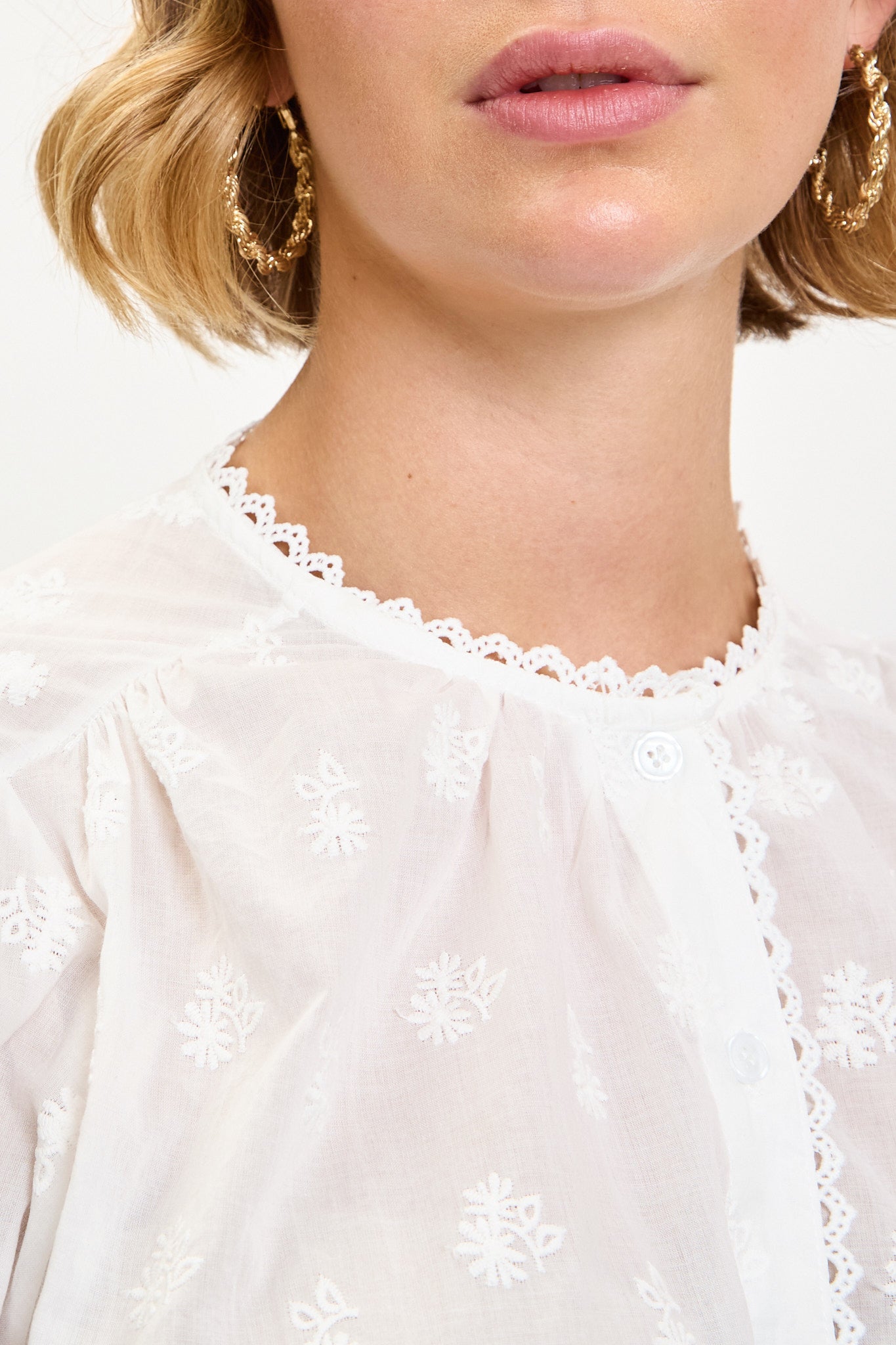 White embroidered flower round neck blouse_3
