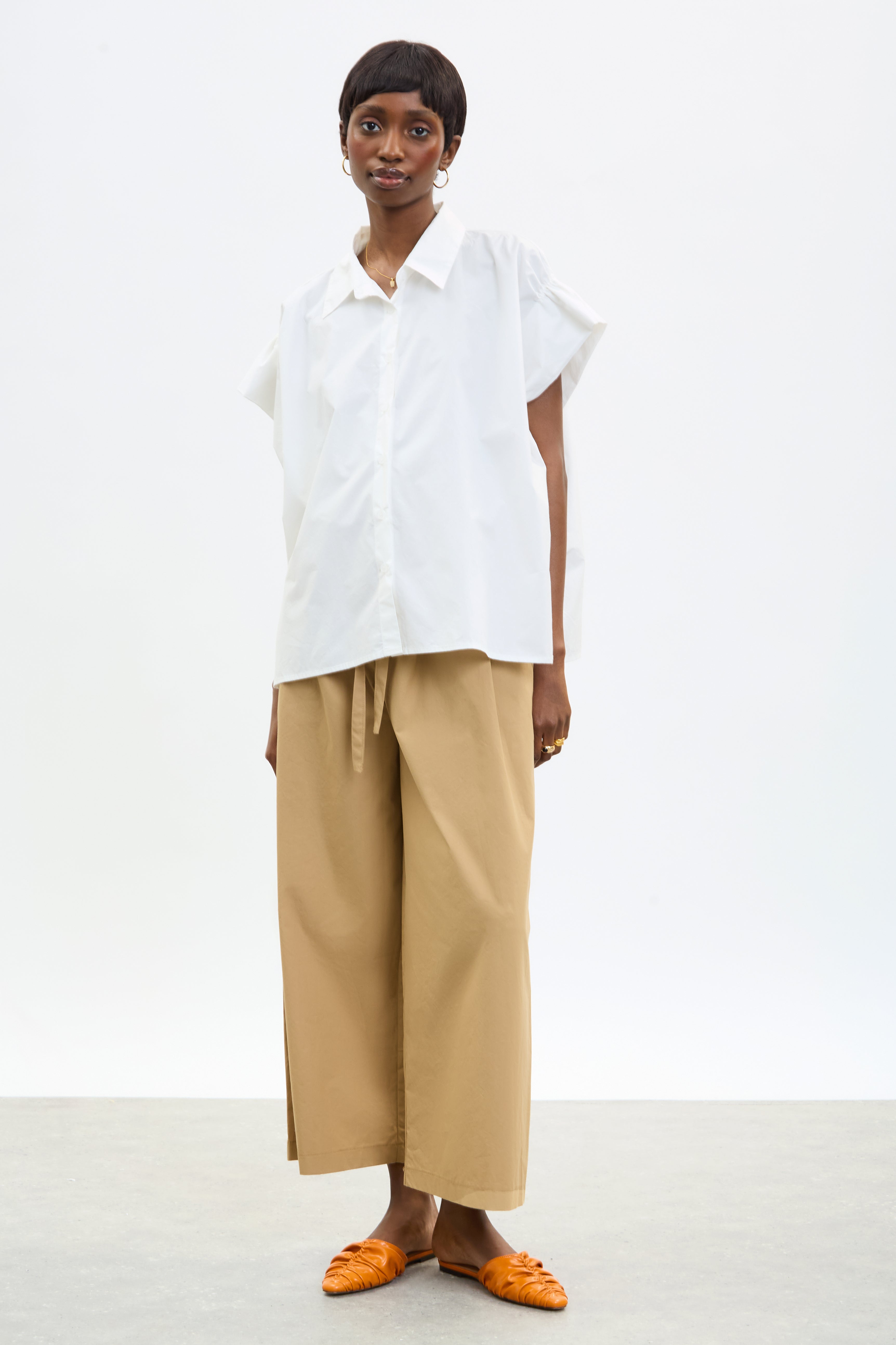 White gathered shoulder short sleeved shirt_4