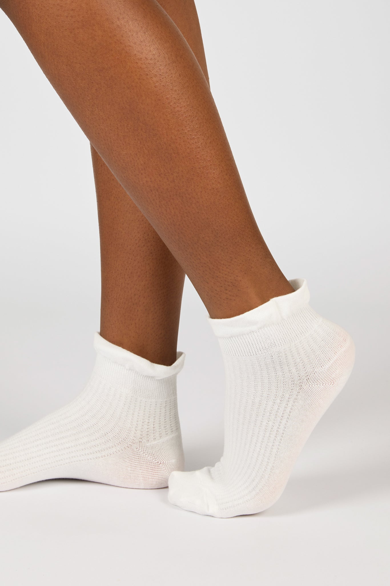 White large ruffle trim ankle socks_3