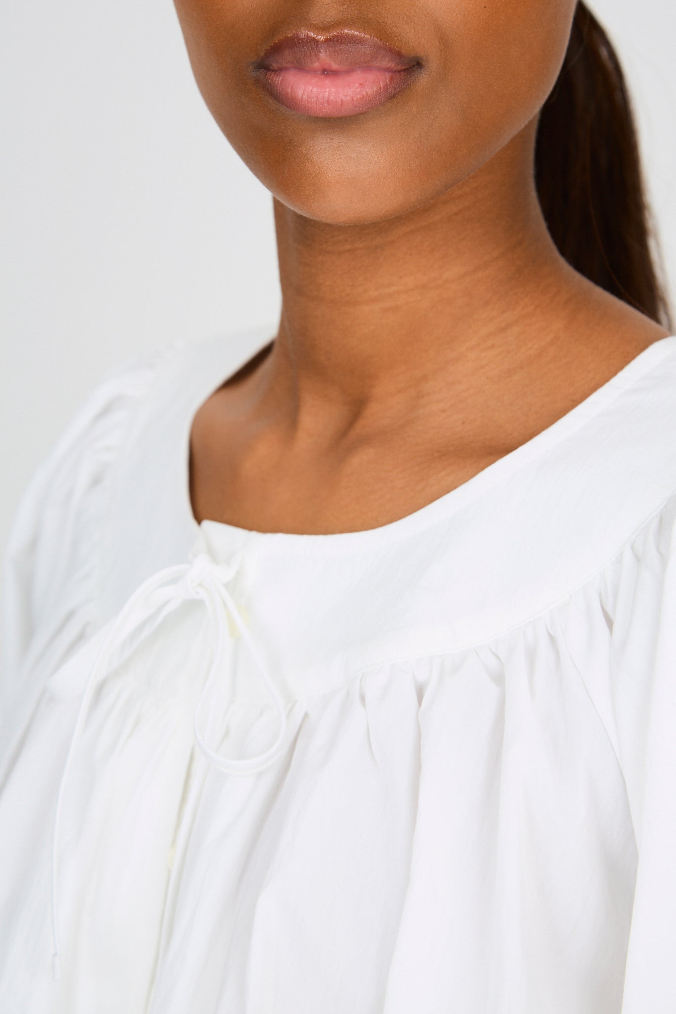 White round neck floaty shirt blouse_3