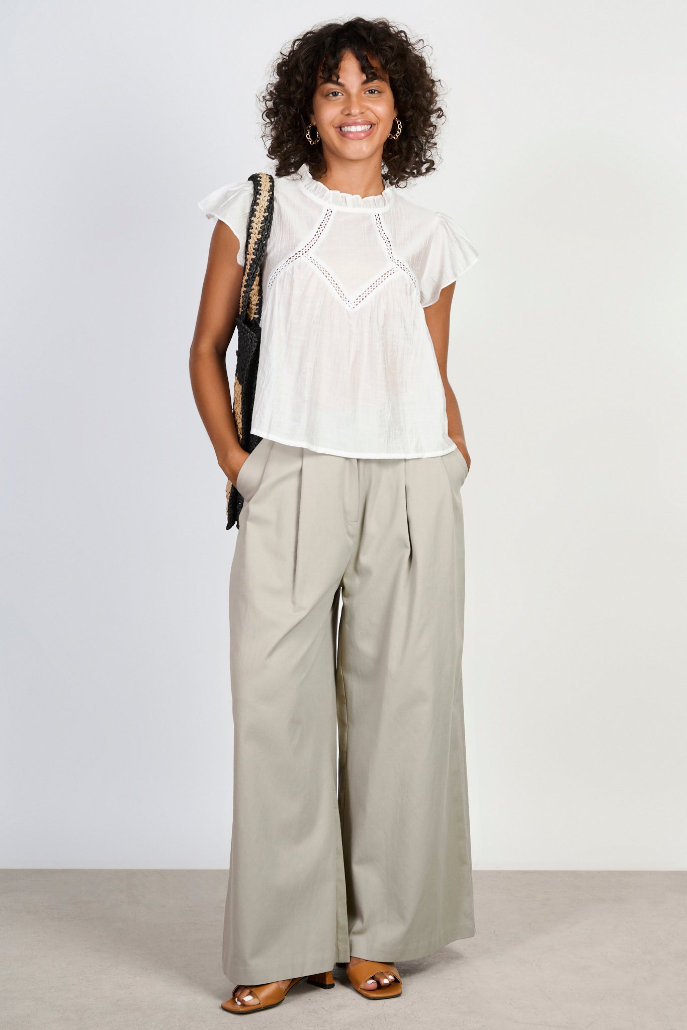 White ruffle collar sleeveless blouse_5