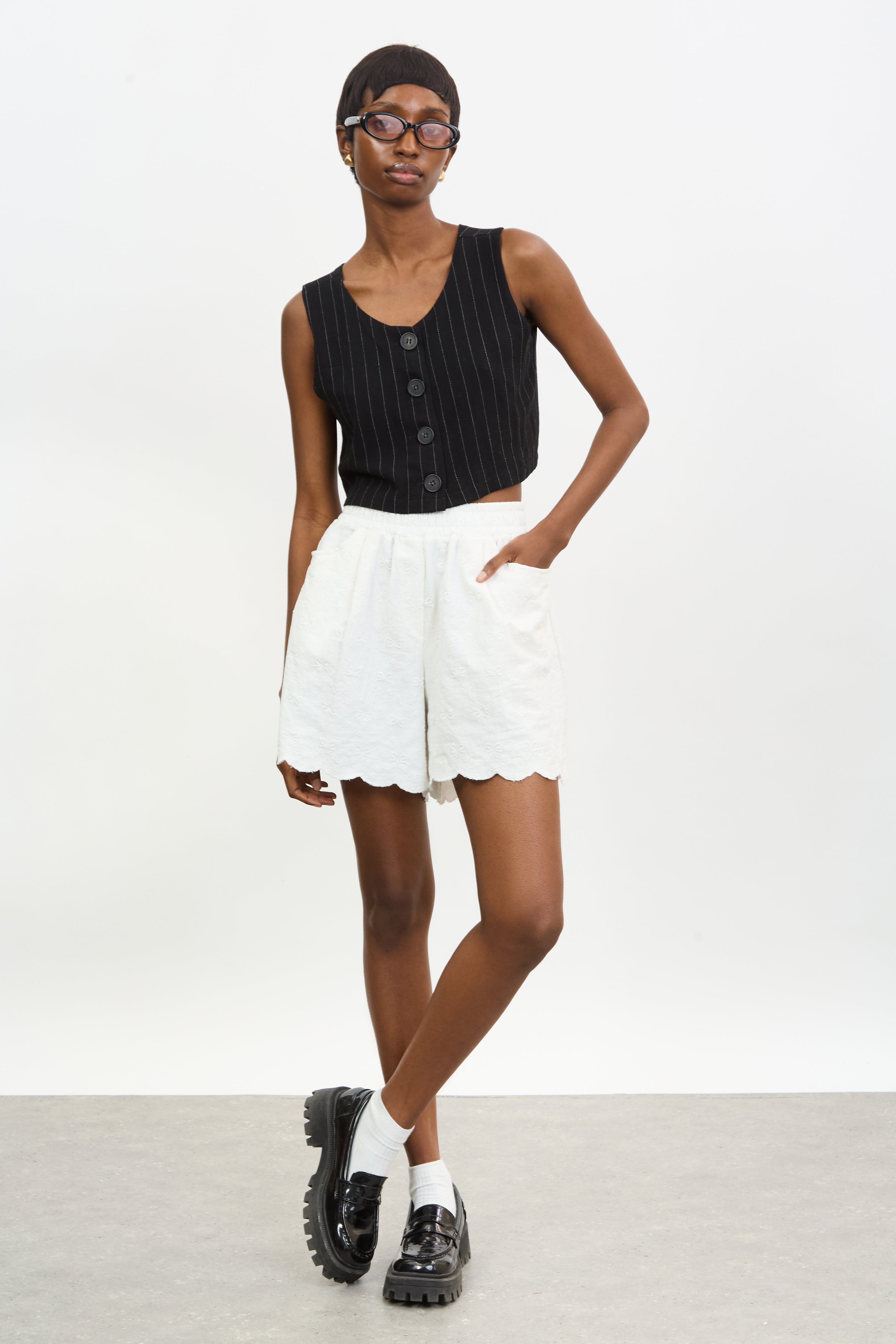 White scalloped hem shorts_4