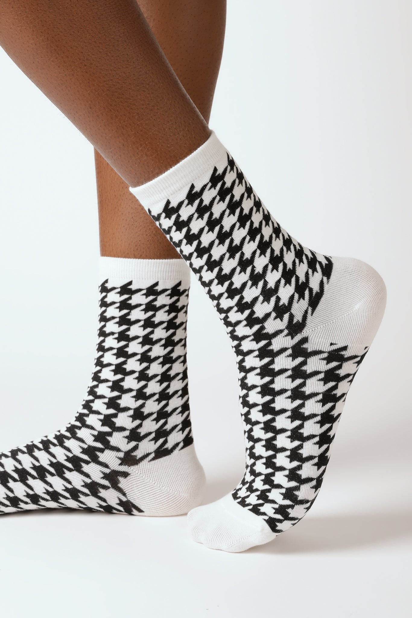 White and black houndstooth check socks_1