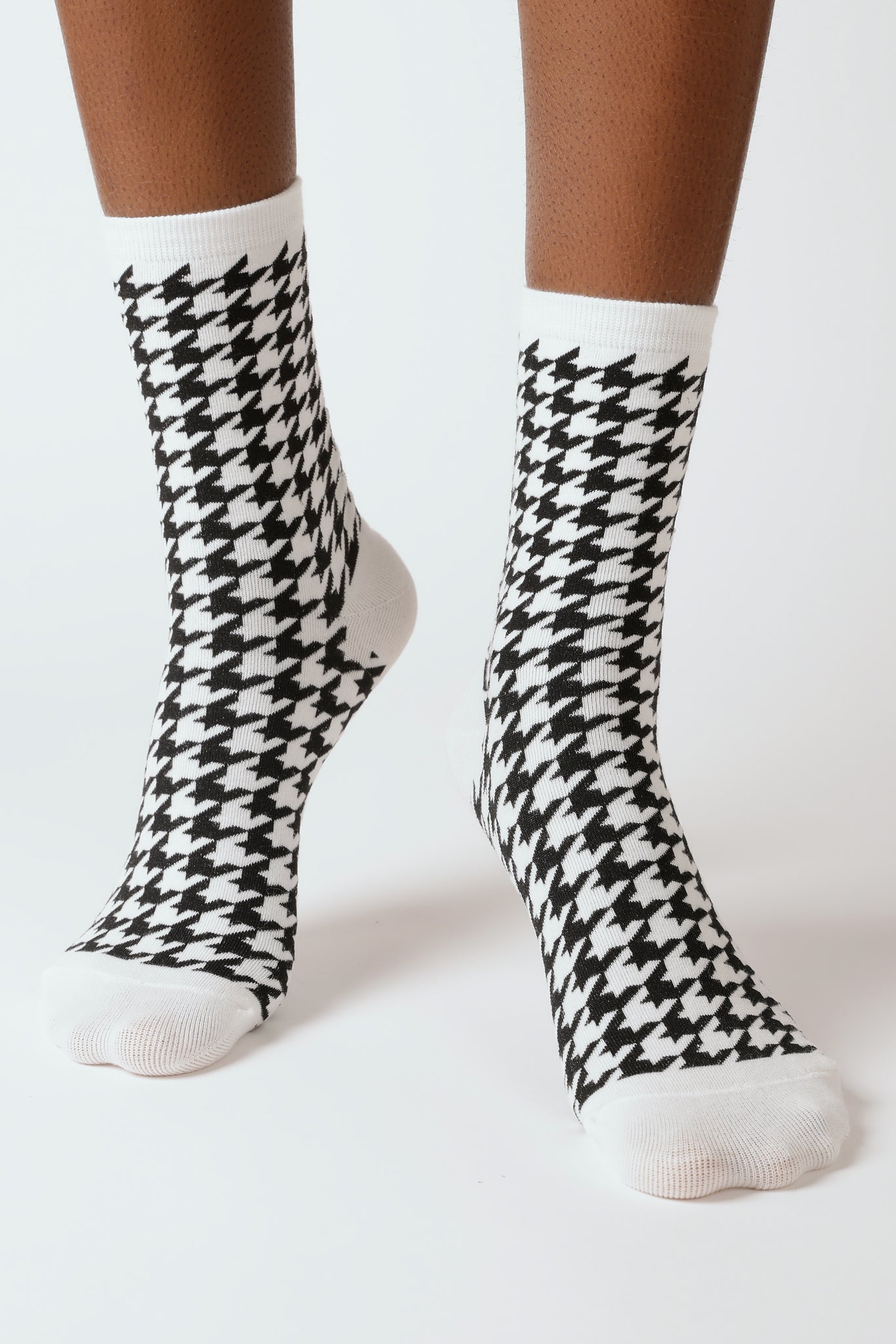 White and black houndstooth check socks_4