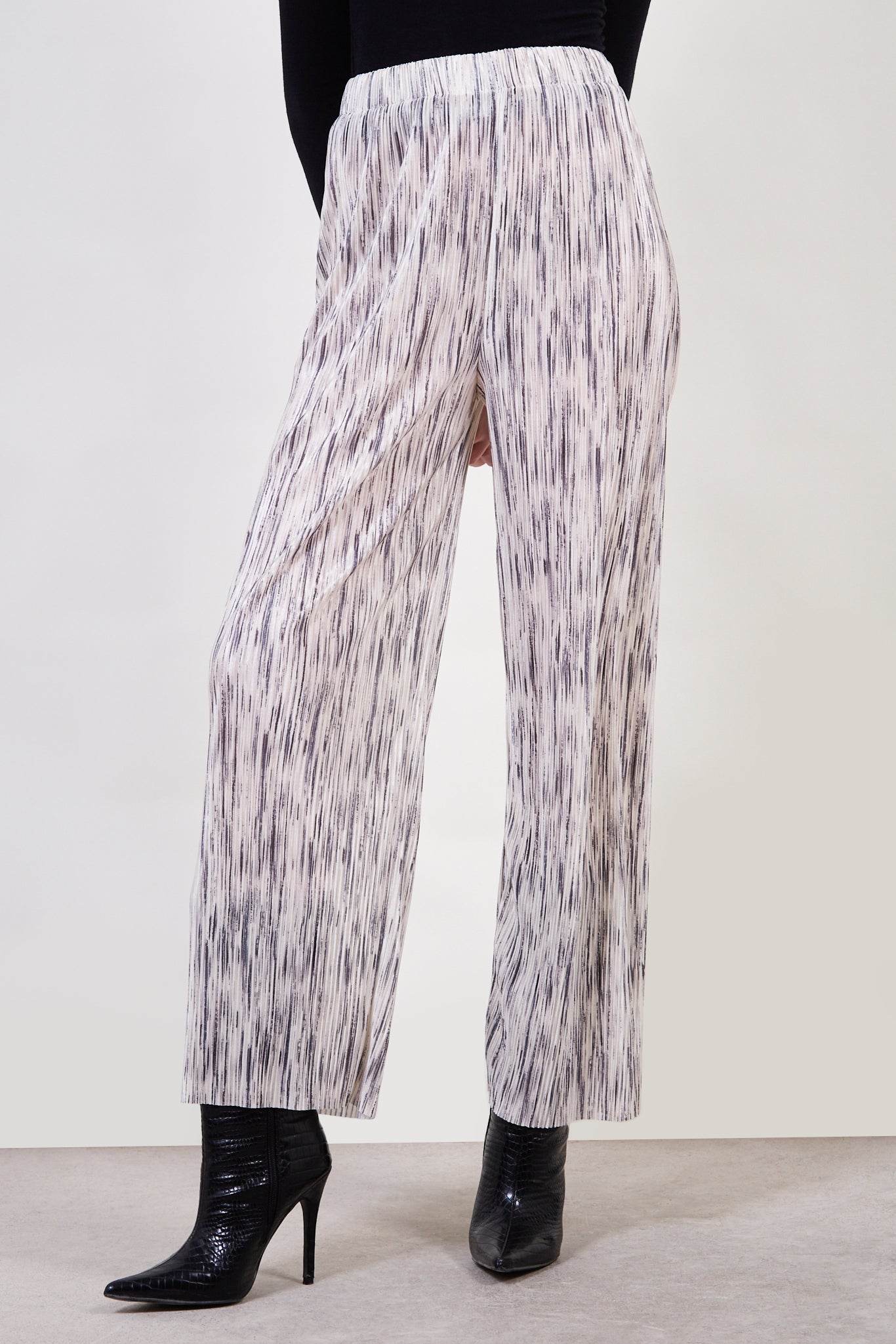 White and black lined trousers_1