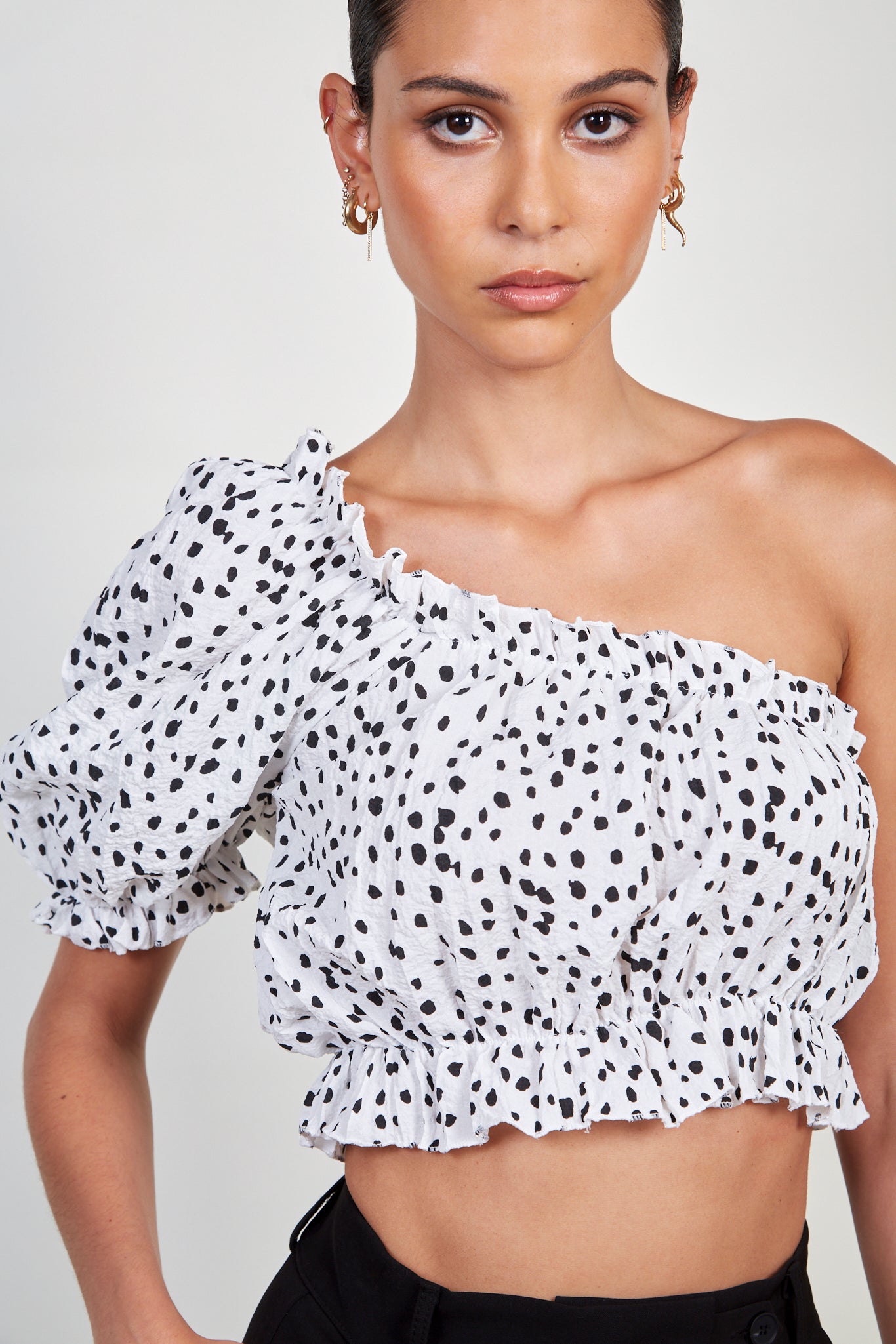 White and black polka dot one shoulder top_4
