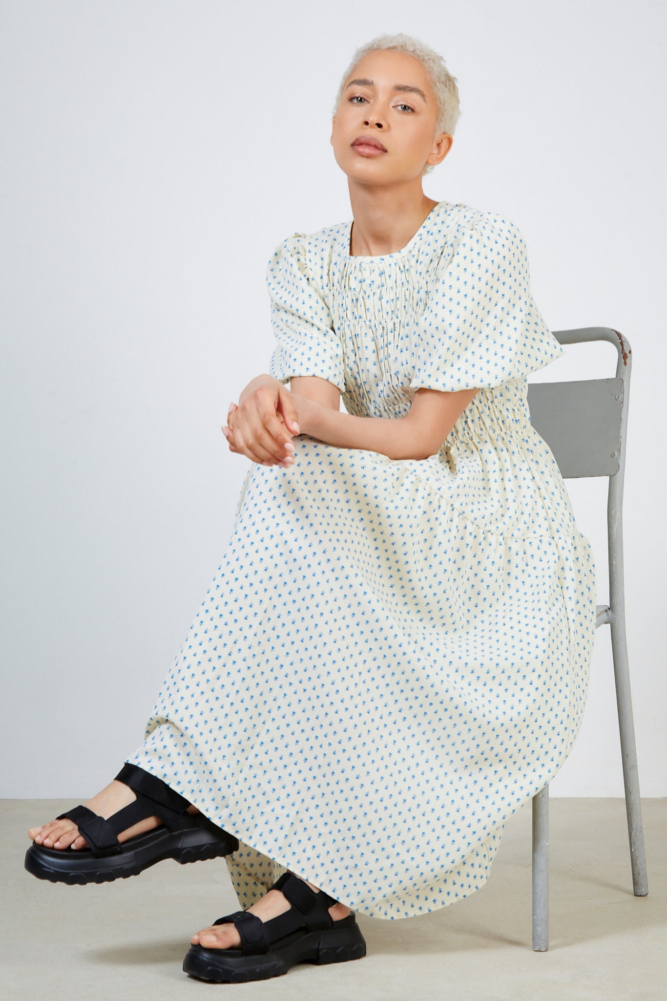 White and blue flower smocked dress_5