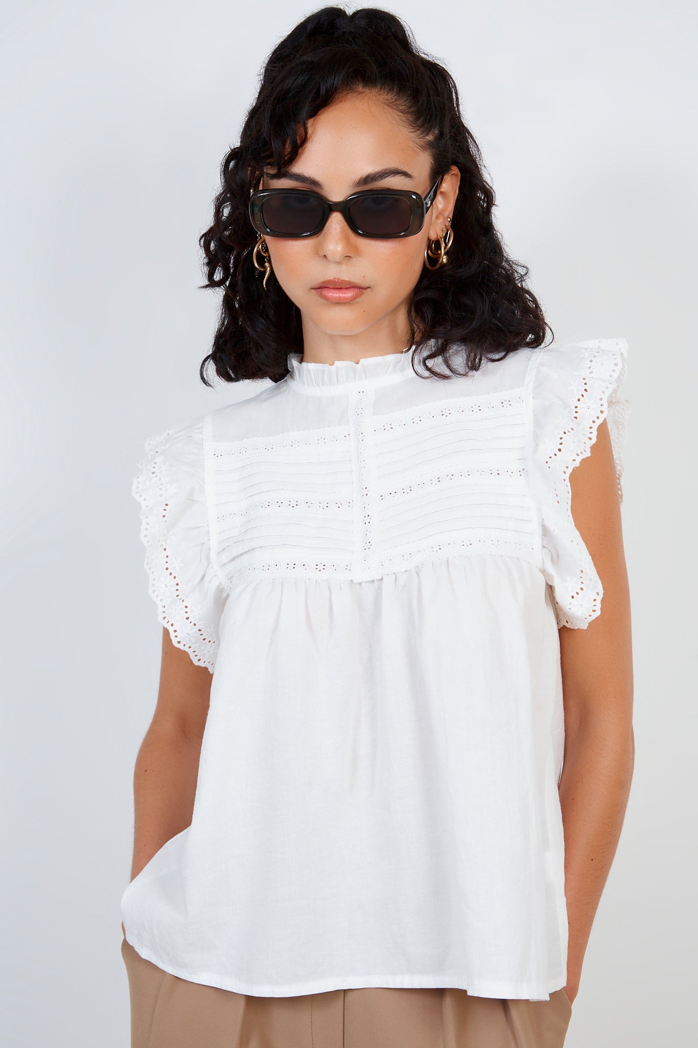 White eyelet trim sleeveless blouse_1