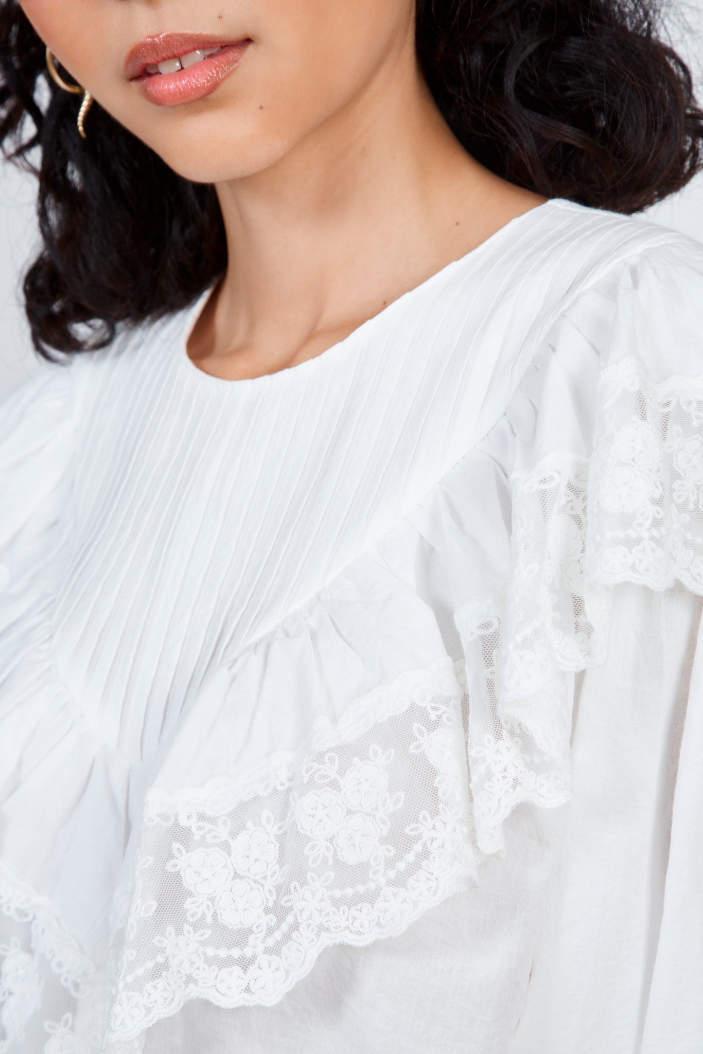 White pleat neck ruffle V blouse_4