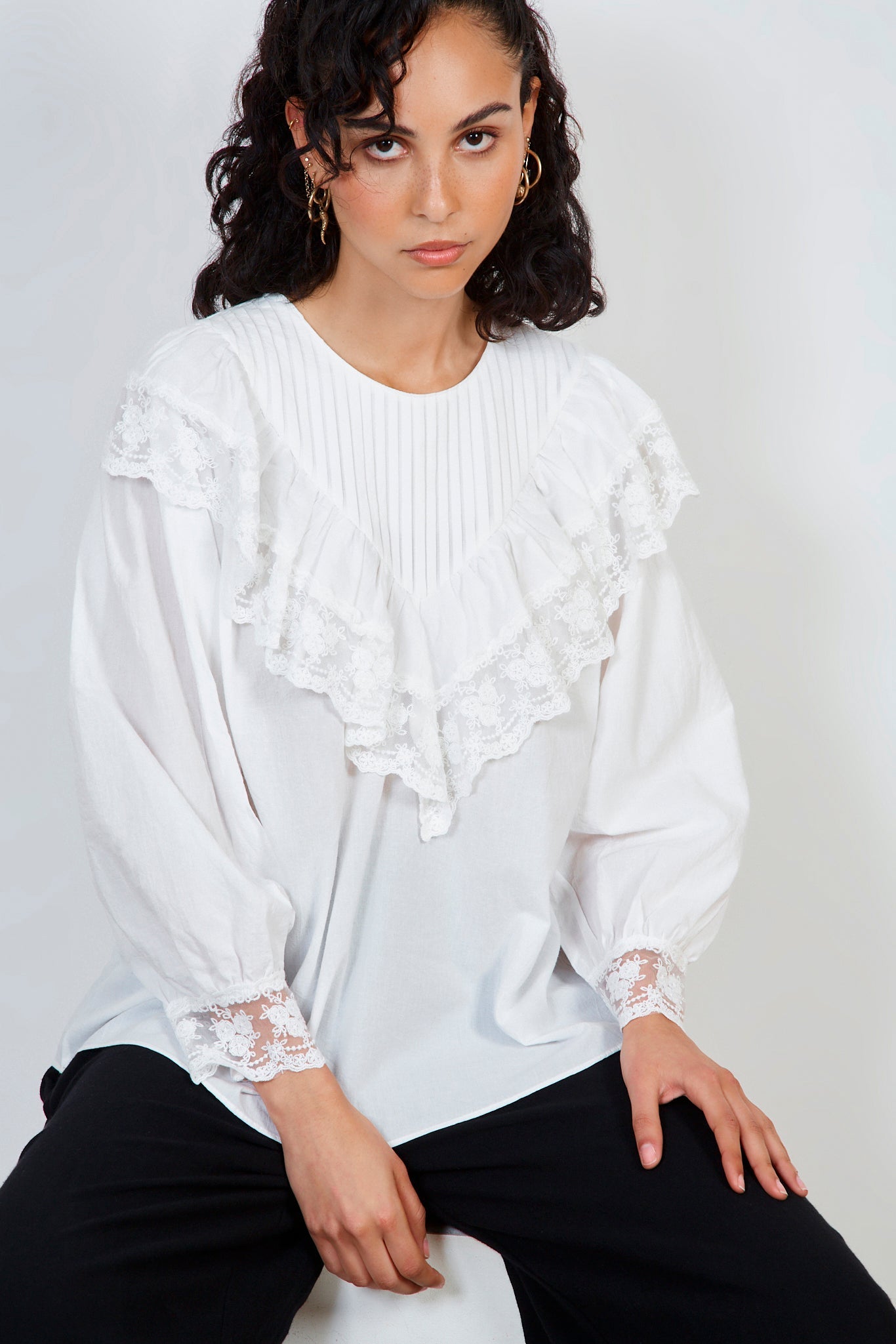 White pleat neck ruffle V blouse_5