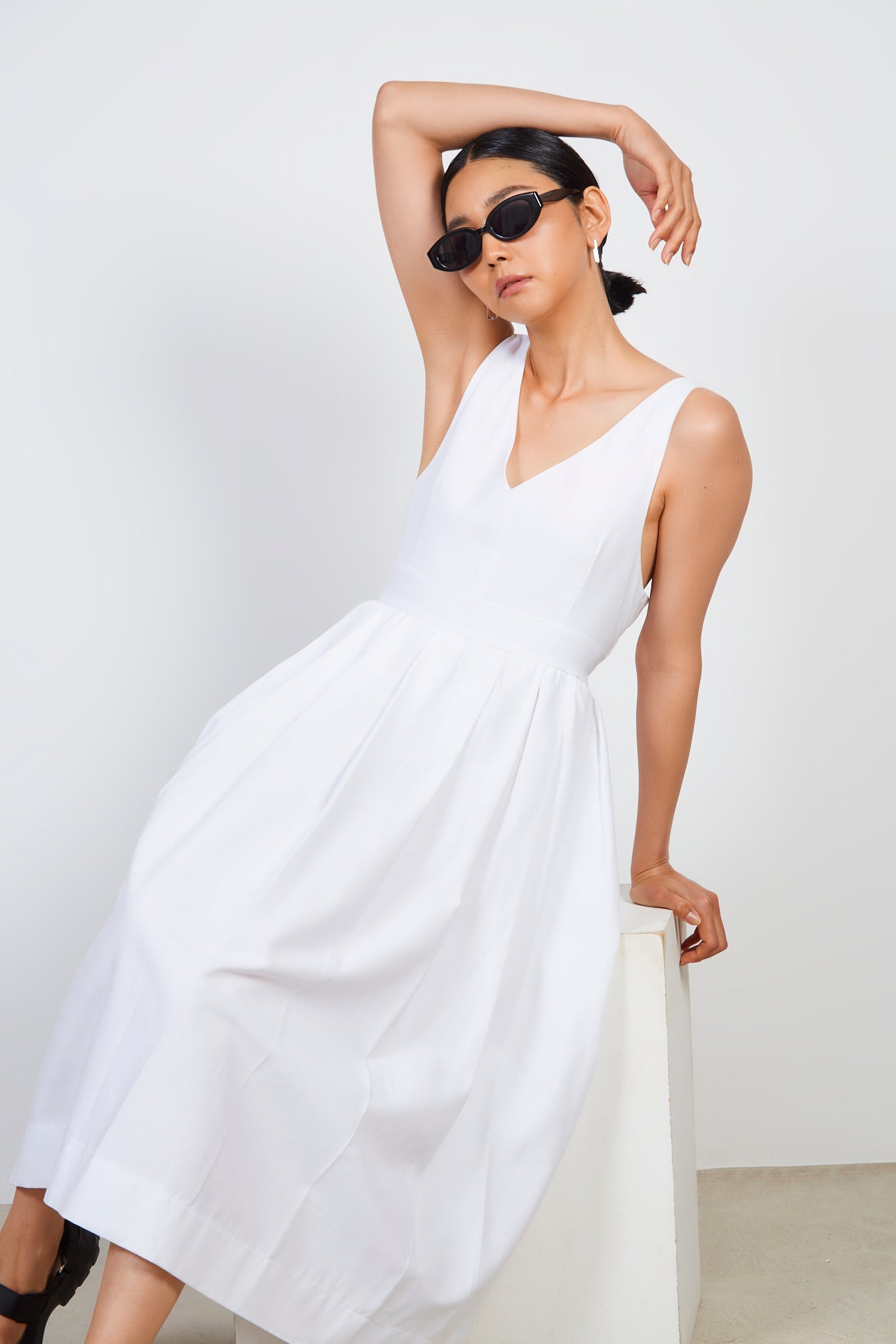 White plunging V back dress_5