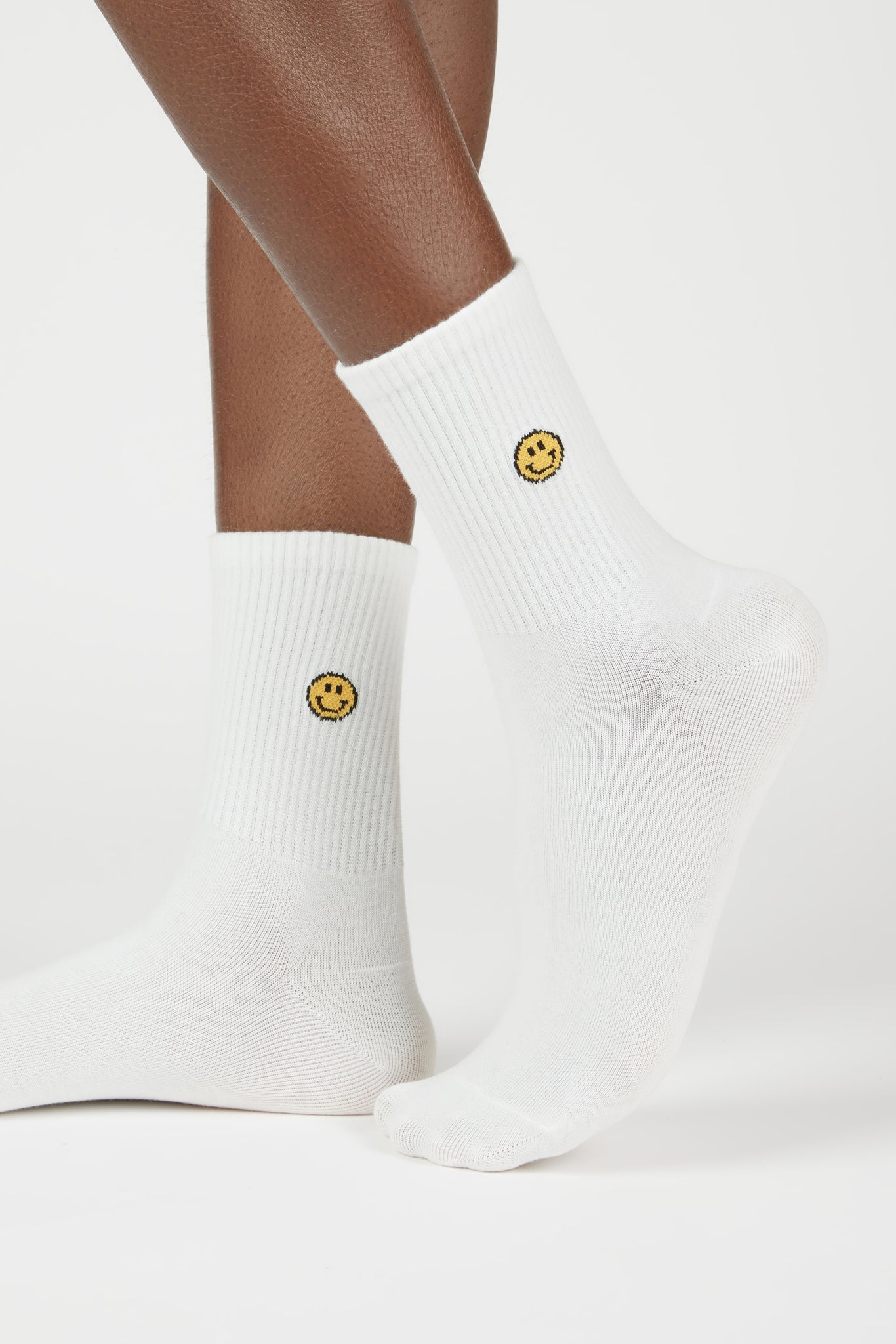 White ribbed ankle smiley face socks_1