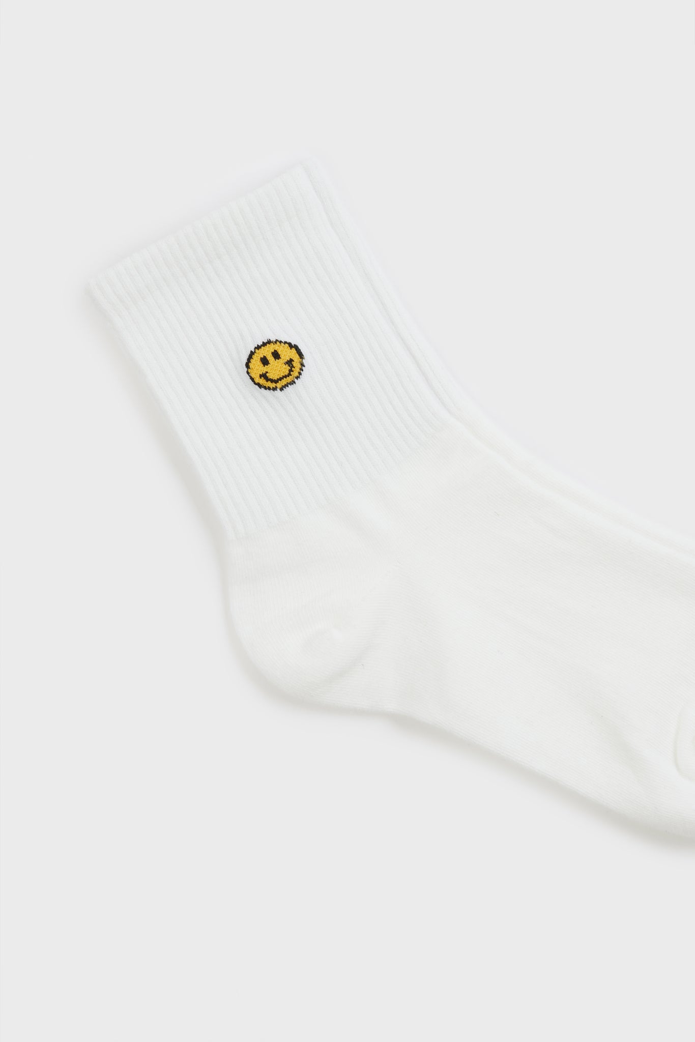 White ribbed ankle smiley face socks_3