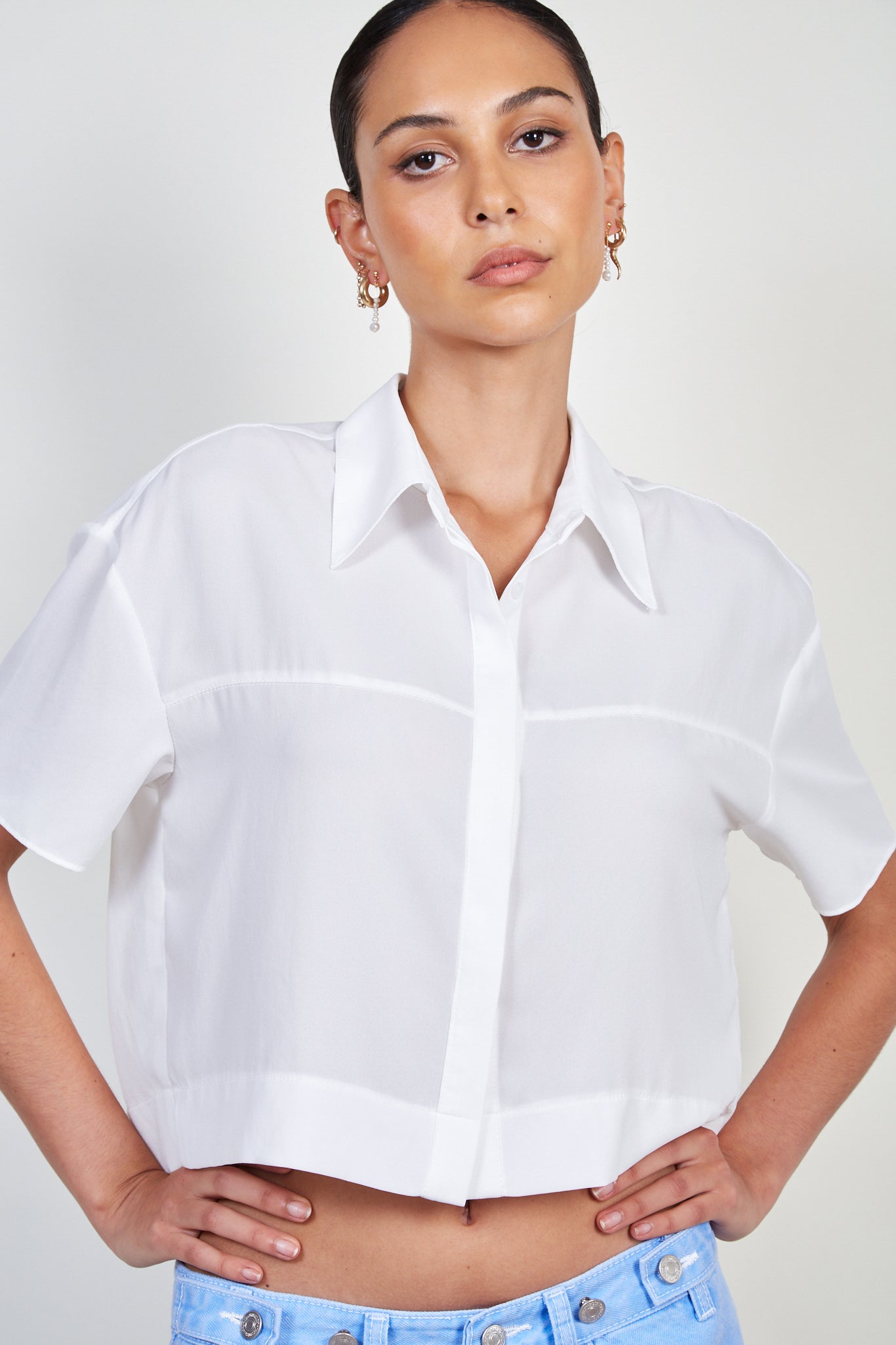 White short sleeved shirt_1