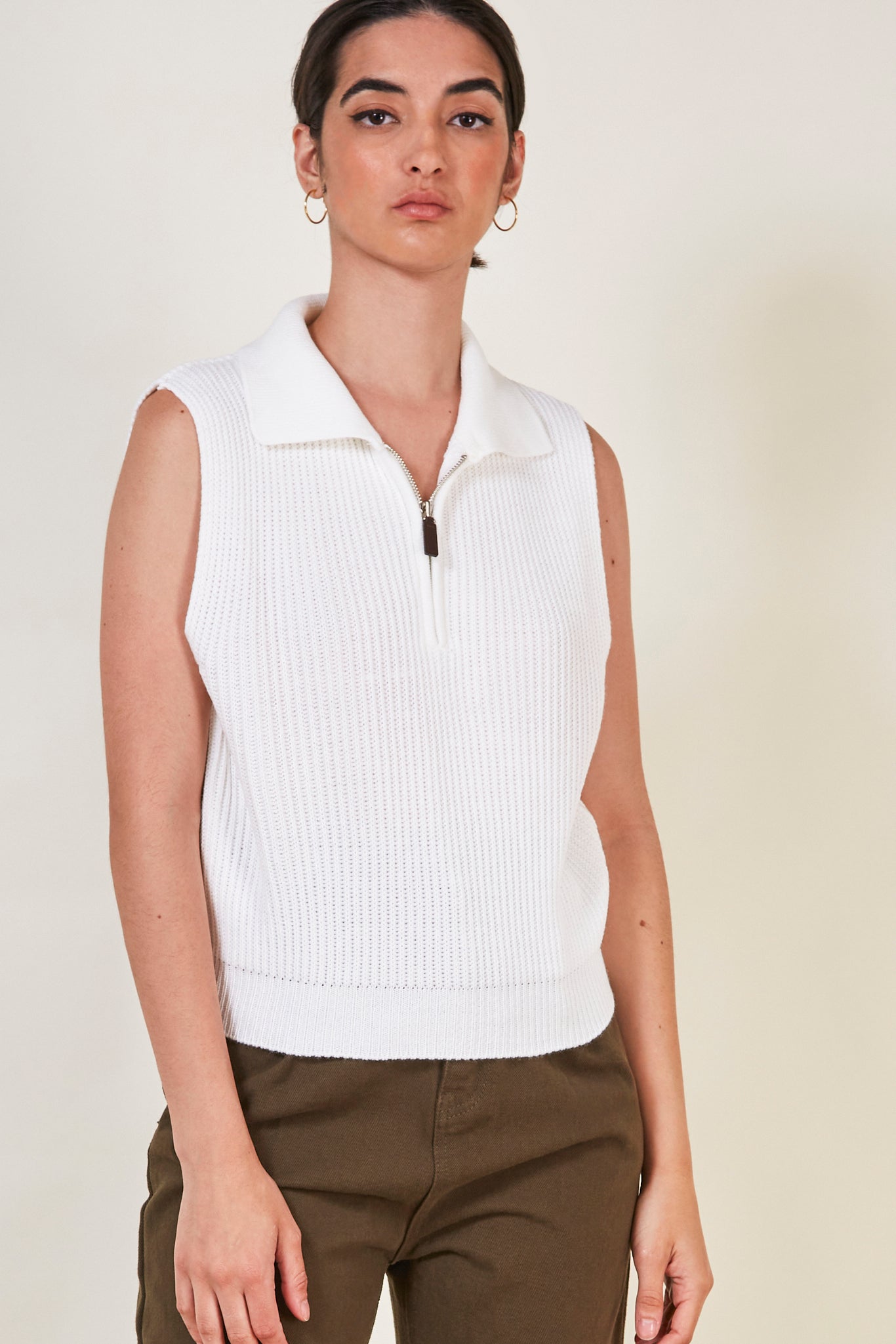 White sleeveless collar zip vest_4
